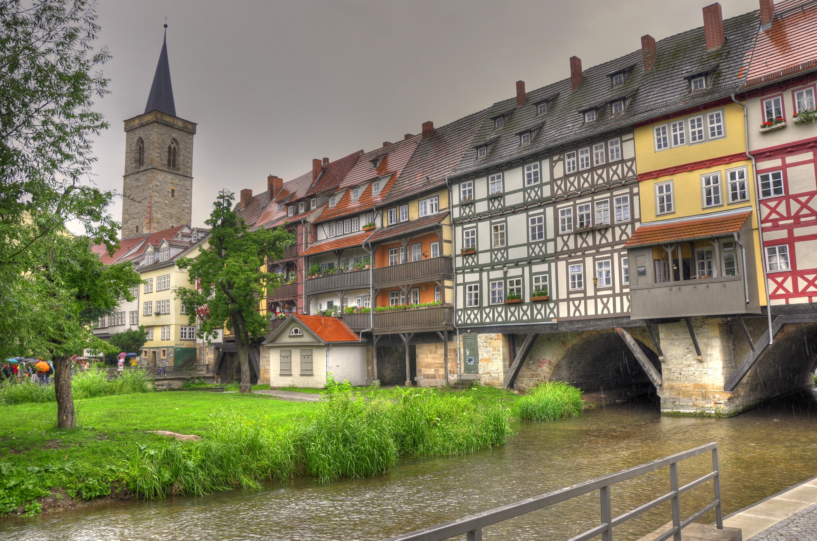 Krämerbrücke bridge houses over Gera river in Erfurt, Germany HD Wallpaper