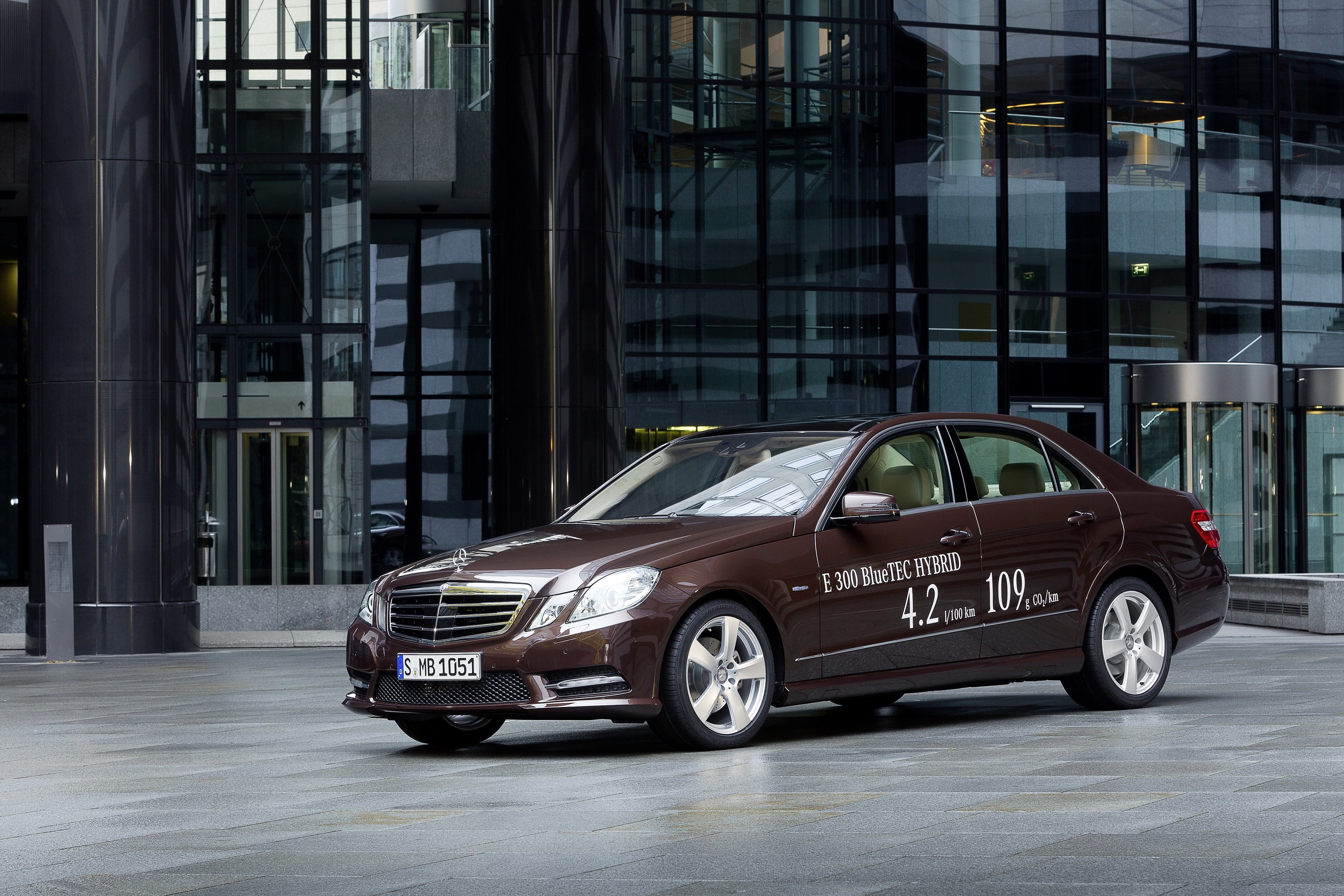Mercedes-Benz E 300 BlueTec Hybrid sedan HD Wallpaper