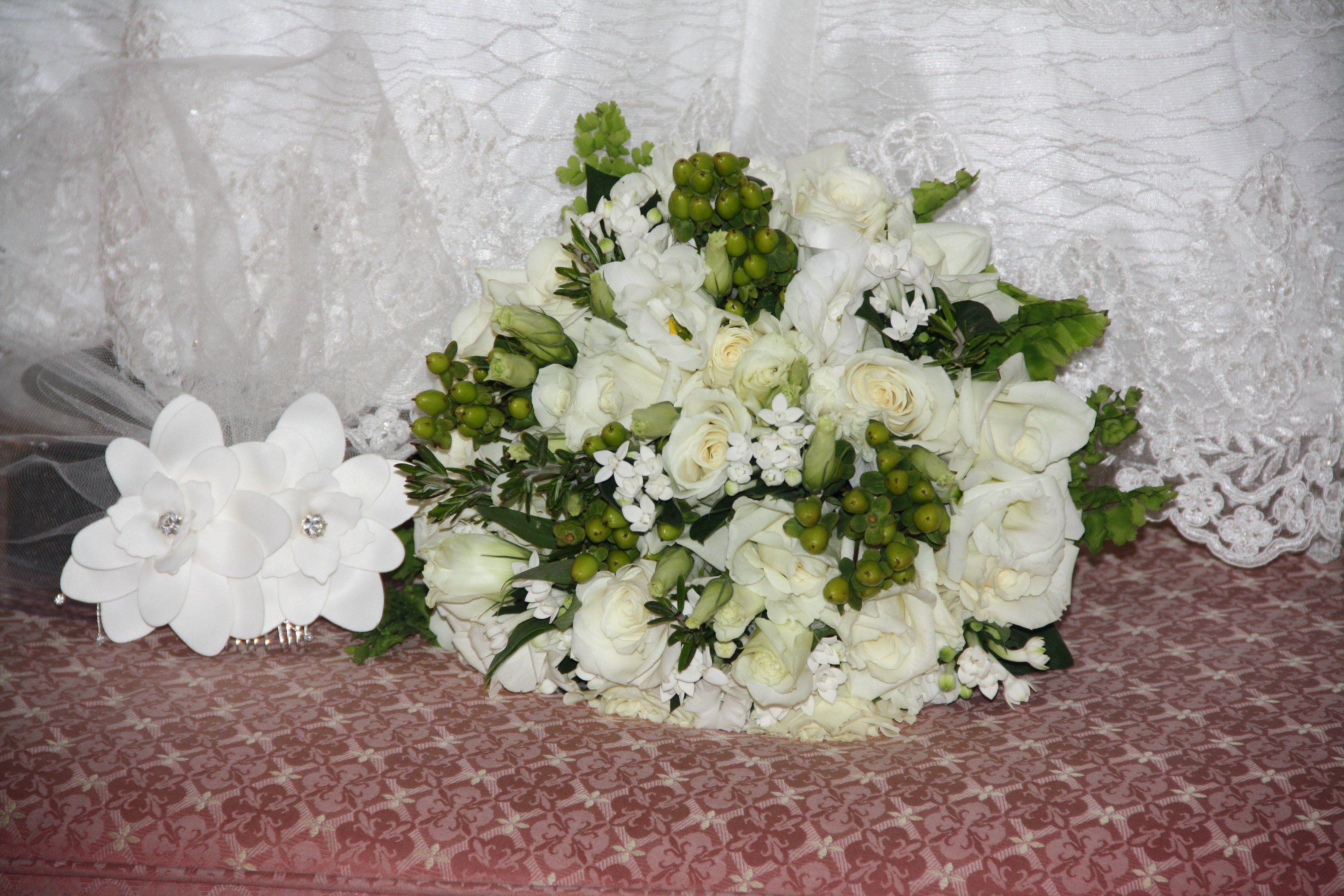 White wedding bouquet with floral hair comb HD Wallpaper