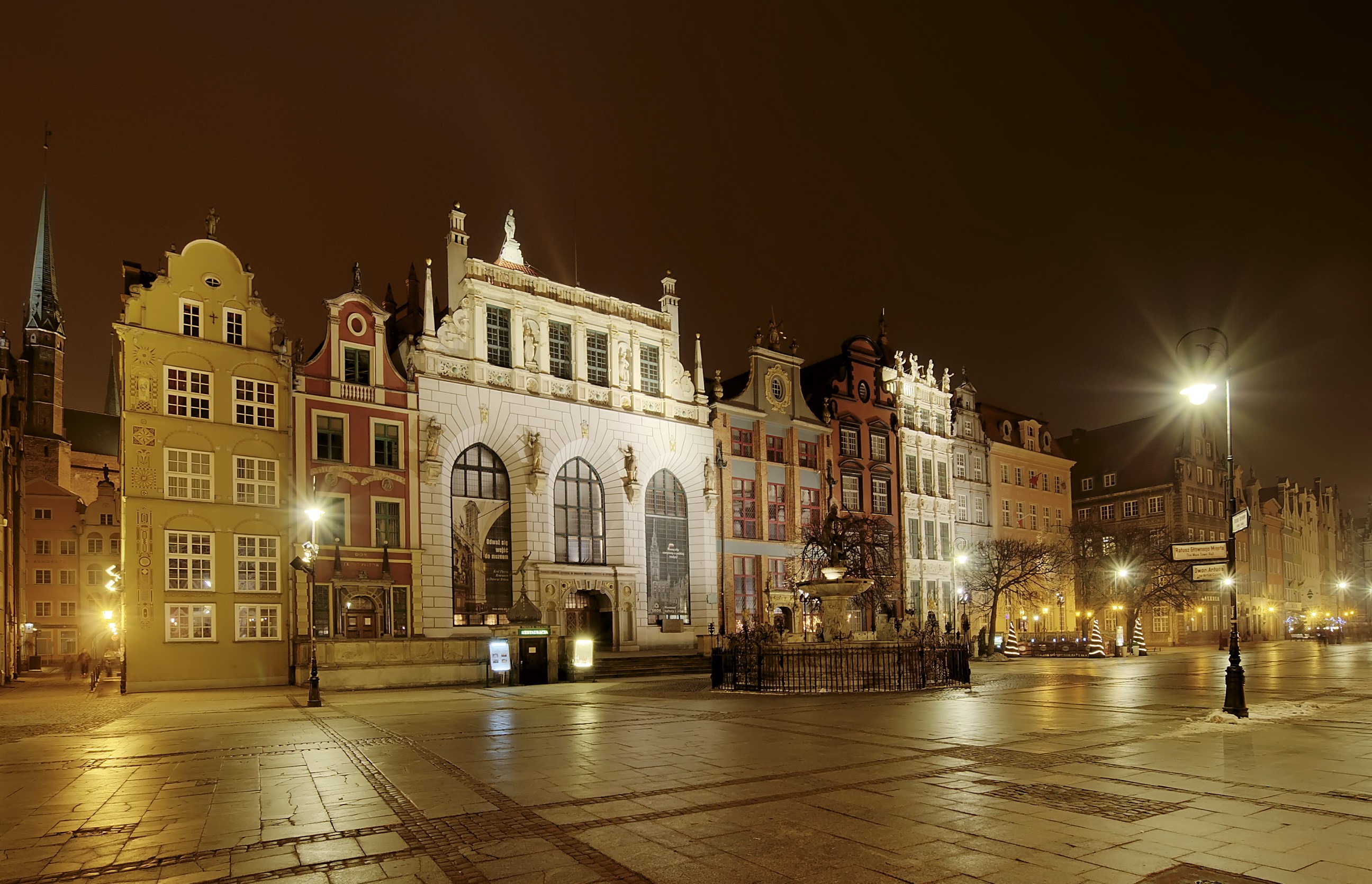 Gdańsk Old Town at Night with Street Lights HD Wallpaper