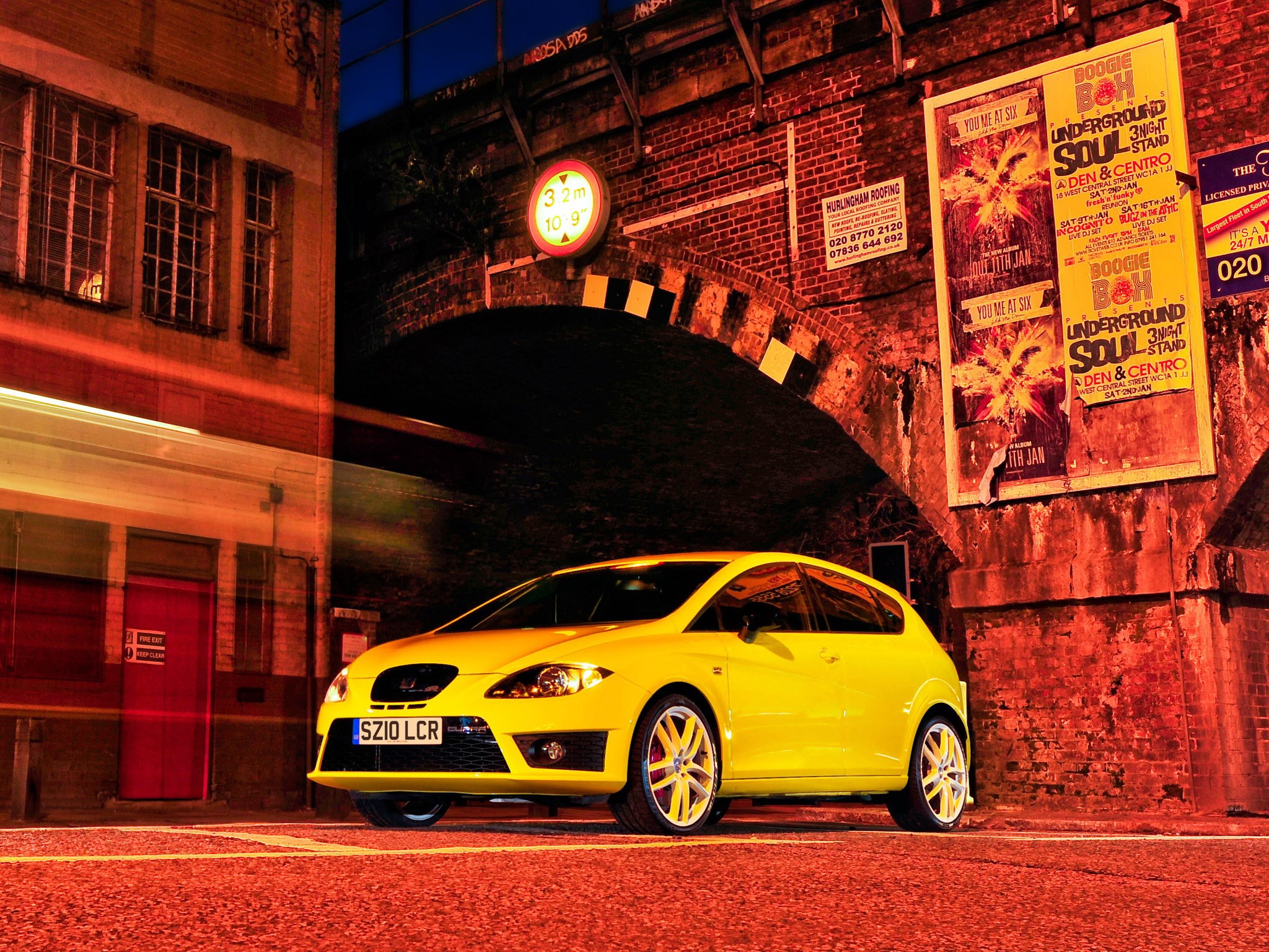 Yellow Seat Leon Under Bridge at Night HD Wallpaper