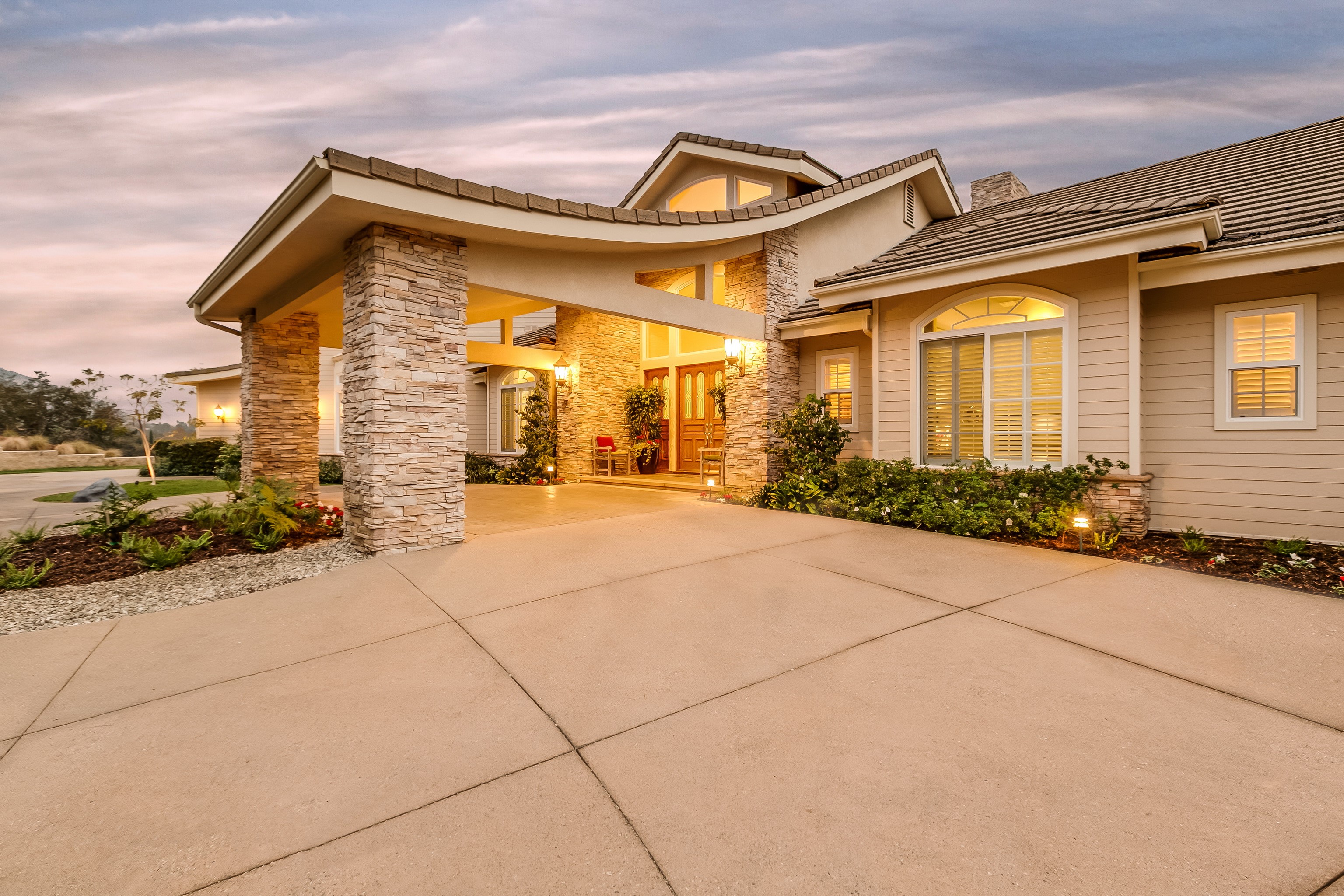 Luxury house with stone pillars and driveway HD Wallpaper