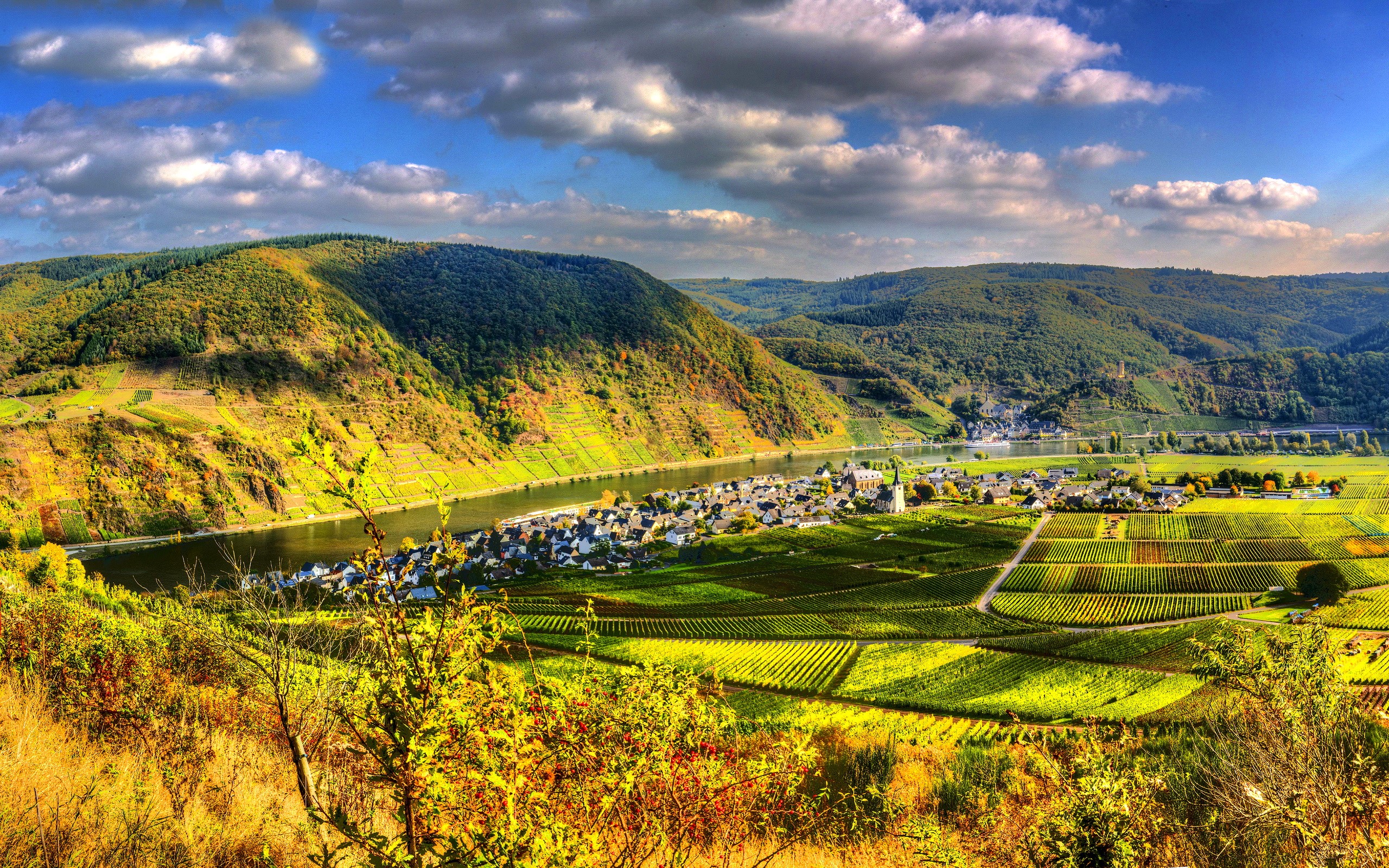 Ellenz-Poltersdorf, Germany: River valley with vineyards and mountains HD Wallpaper