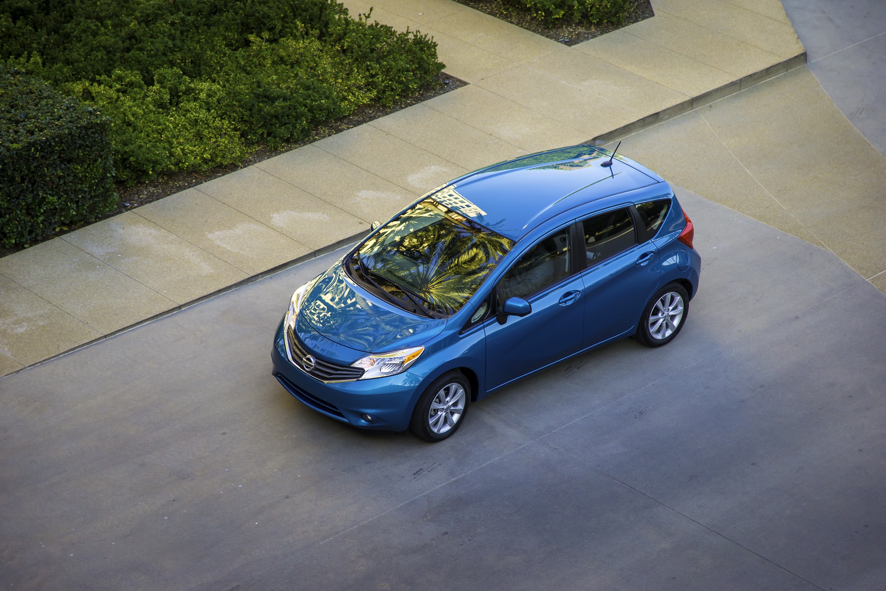 Blue 2014 Nissan Versa Note parked outdoors HD Wallpaper