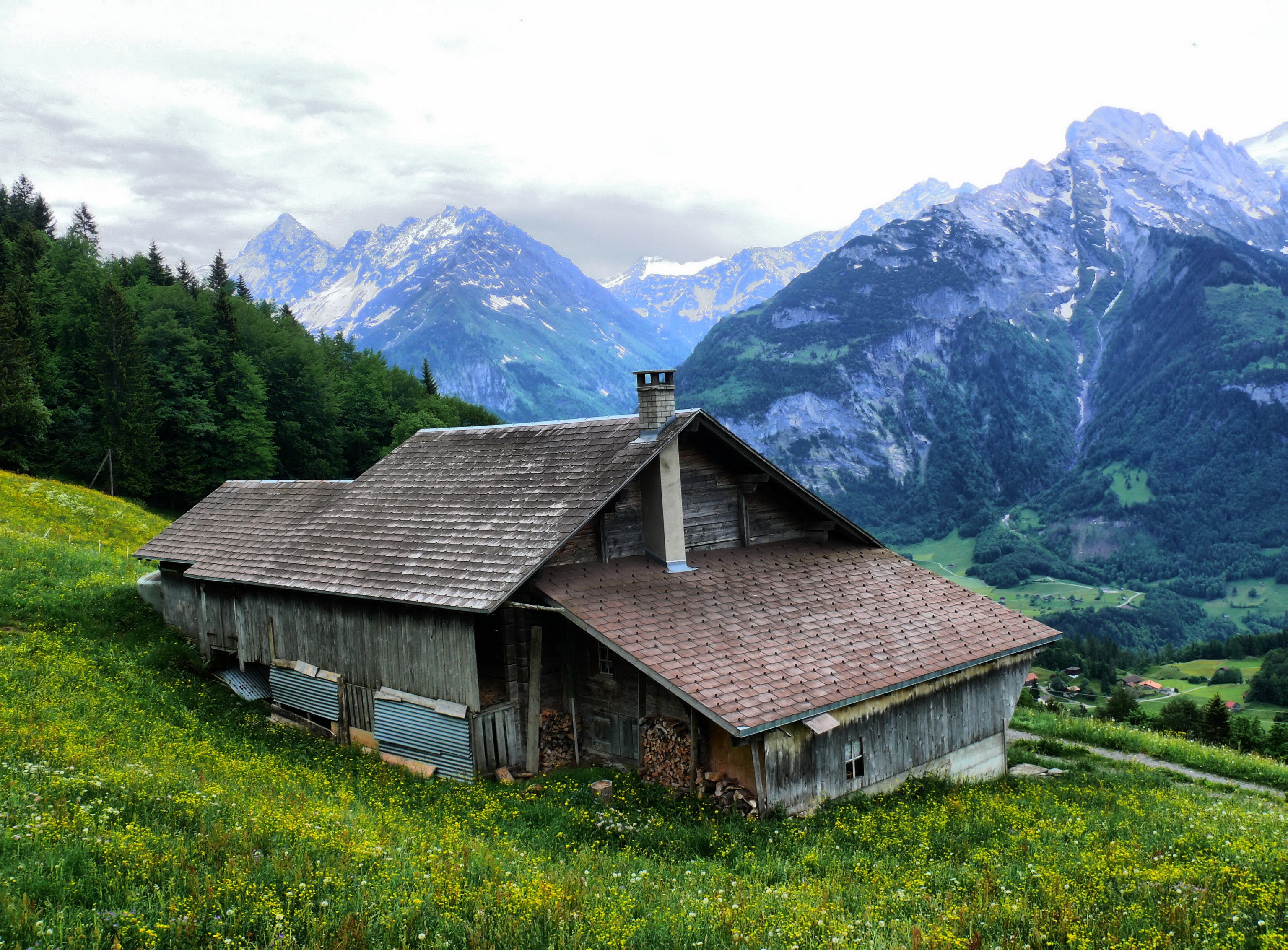 Wooden house in the Swiss Alps near Hasliberg HD Wallpaper