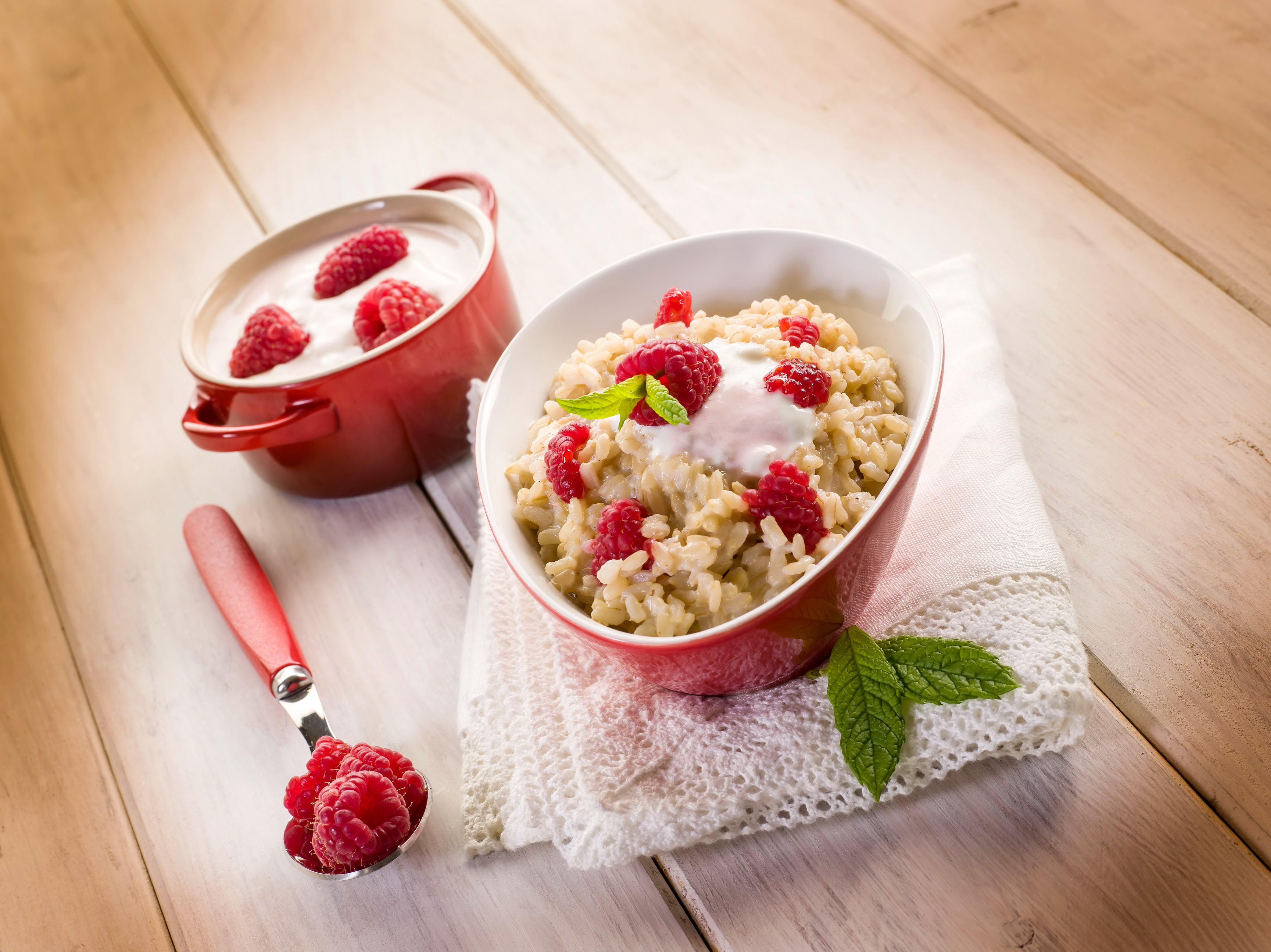 Oatmeal with raspberries and yogurt HD Wallpaper