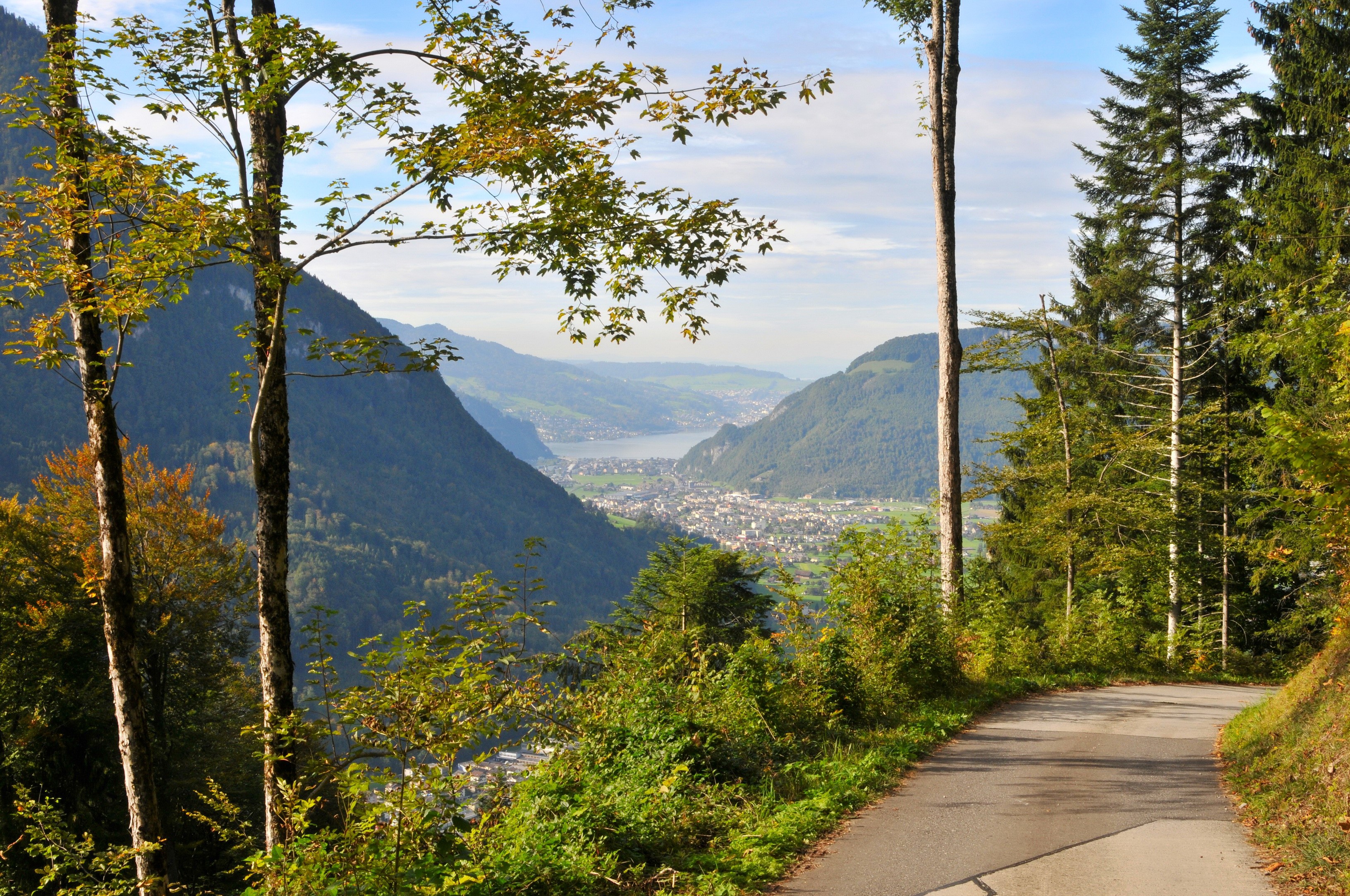 Road through mountains to Wolfenschiessen, Switzerland HD Wallpaper