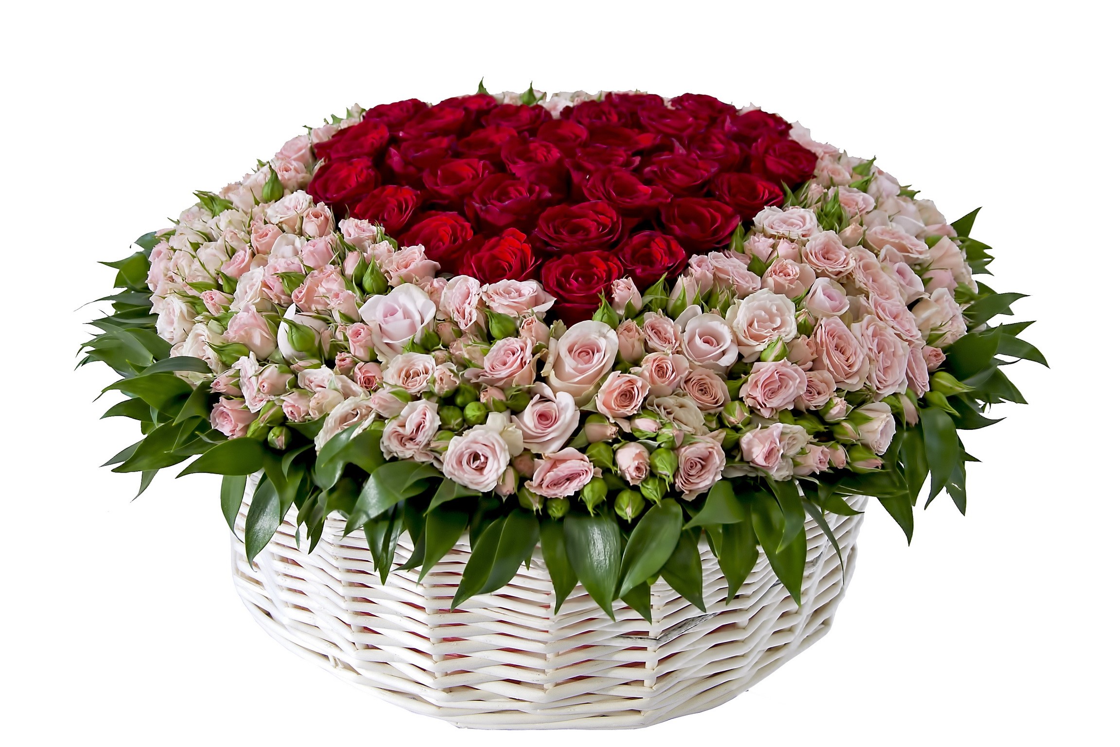 Heart-shaped bouquet of red and pink roses in a wicker basket HD Wallpaper