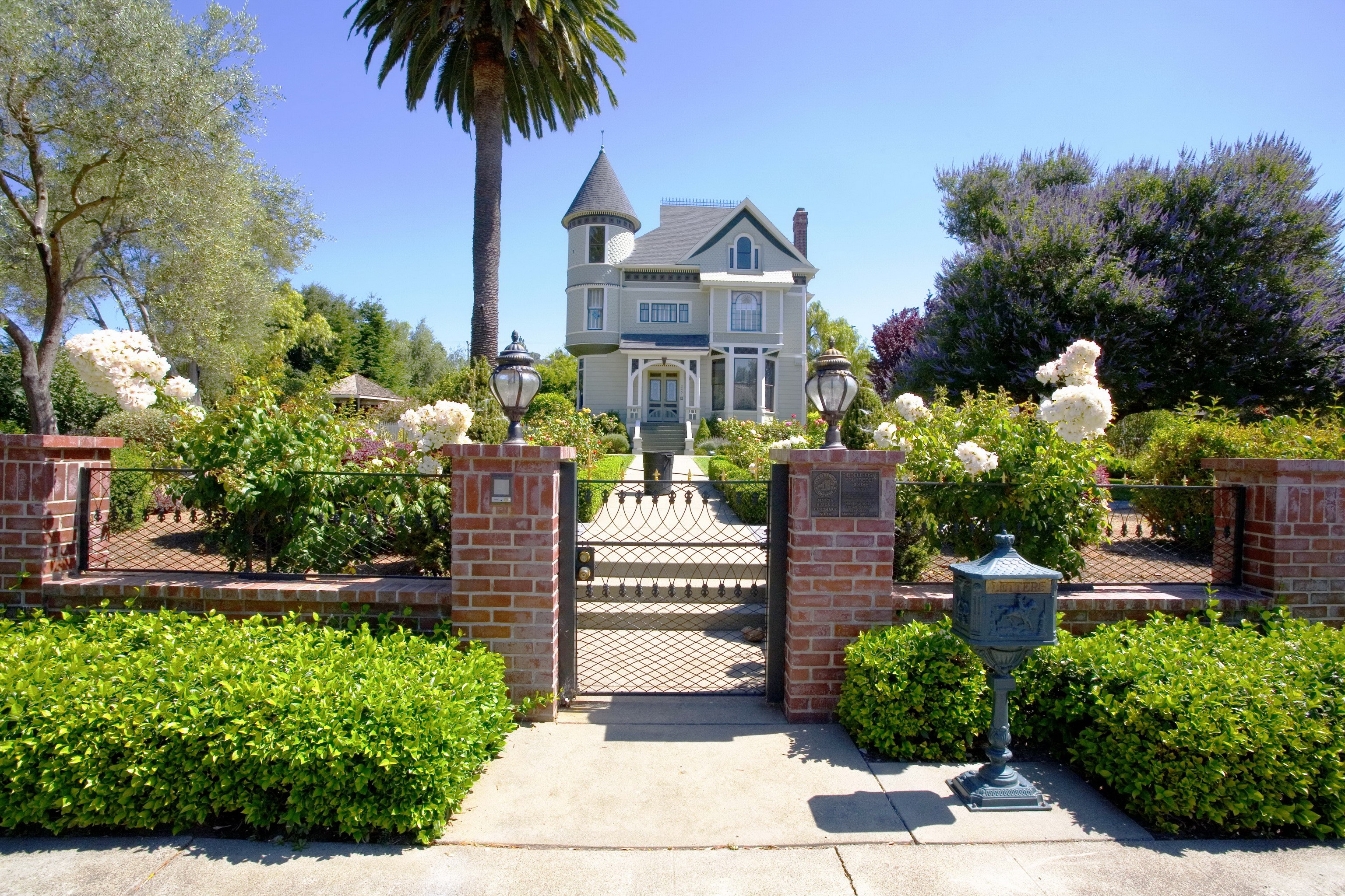 Victorian house with a gate and garden HD Wallpaper