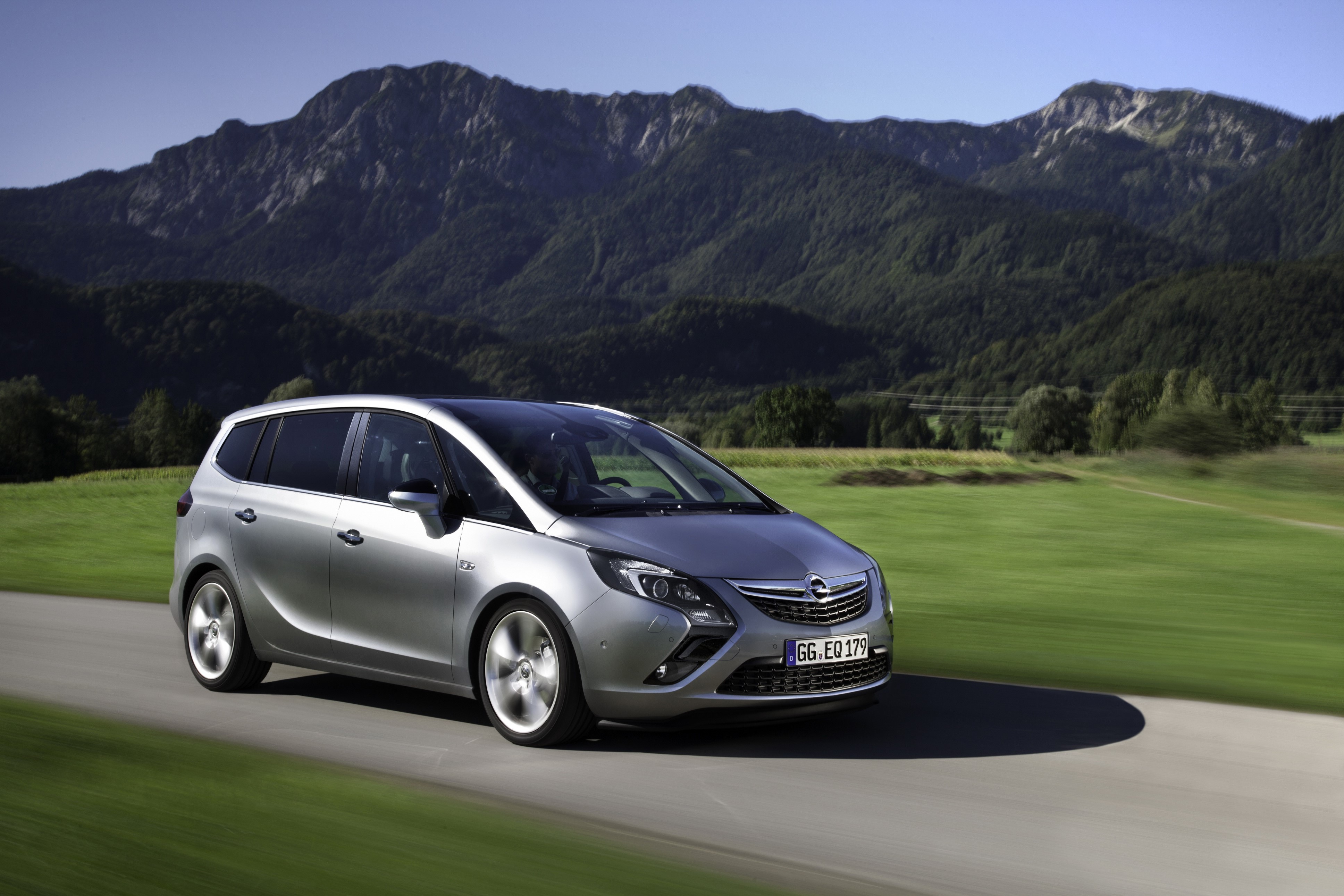 2013 Opel Zafira Tourer 1.6 CDTi Ecotec on a mountain road HD Wallpaper