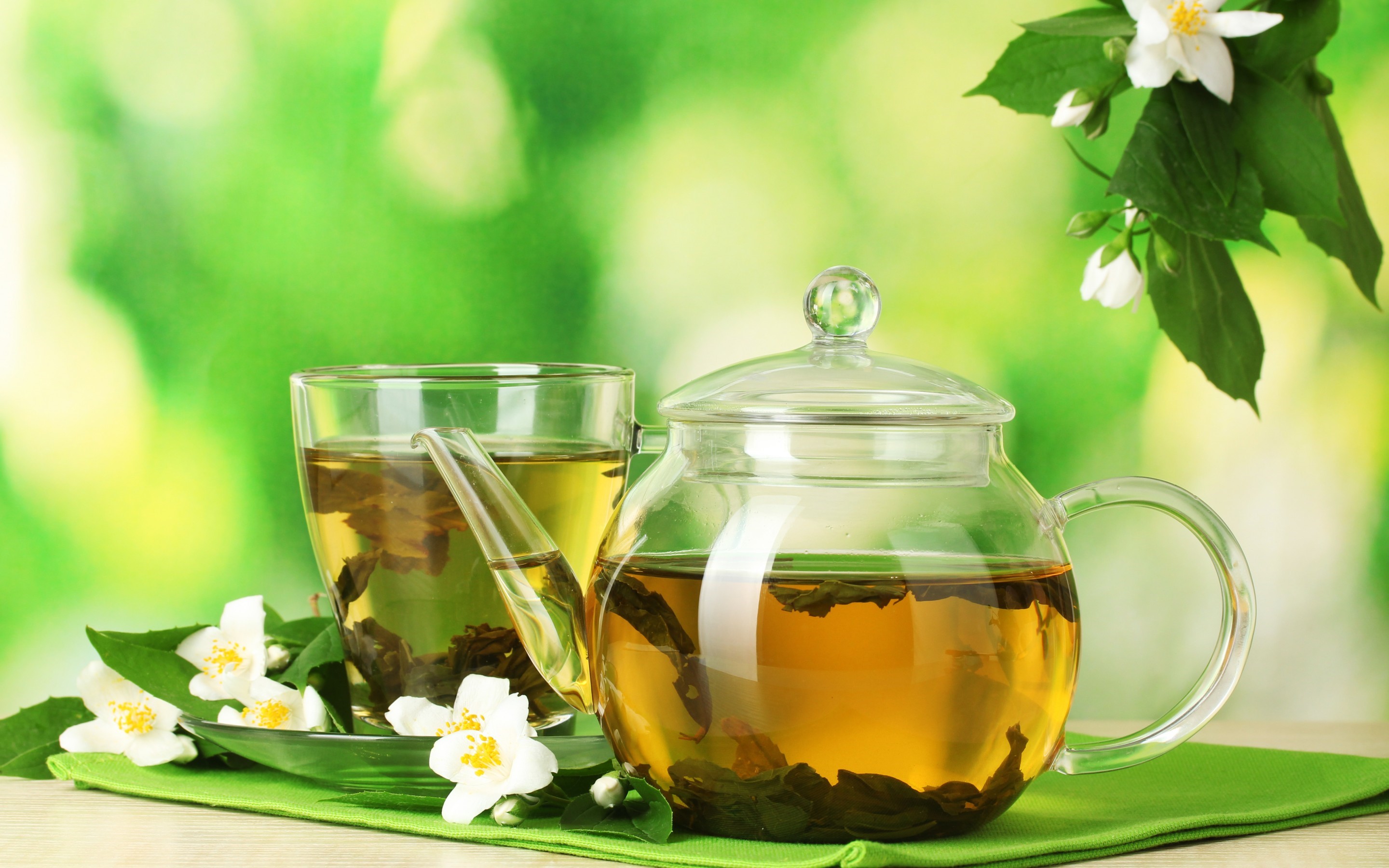 Jasmine tea in a glass teapot and cup with flowers HD Wallpaper