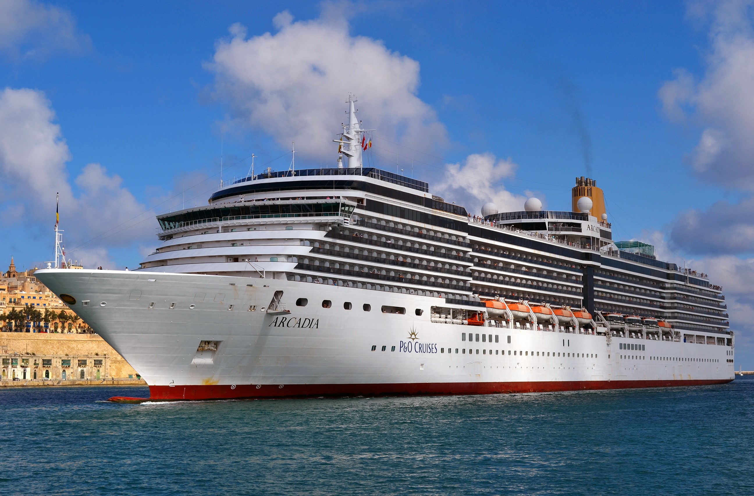 Arcadia cruise liner sailing in the sea HD Wallpaper