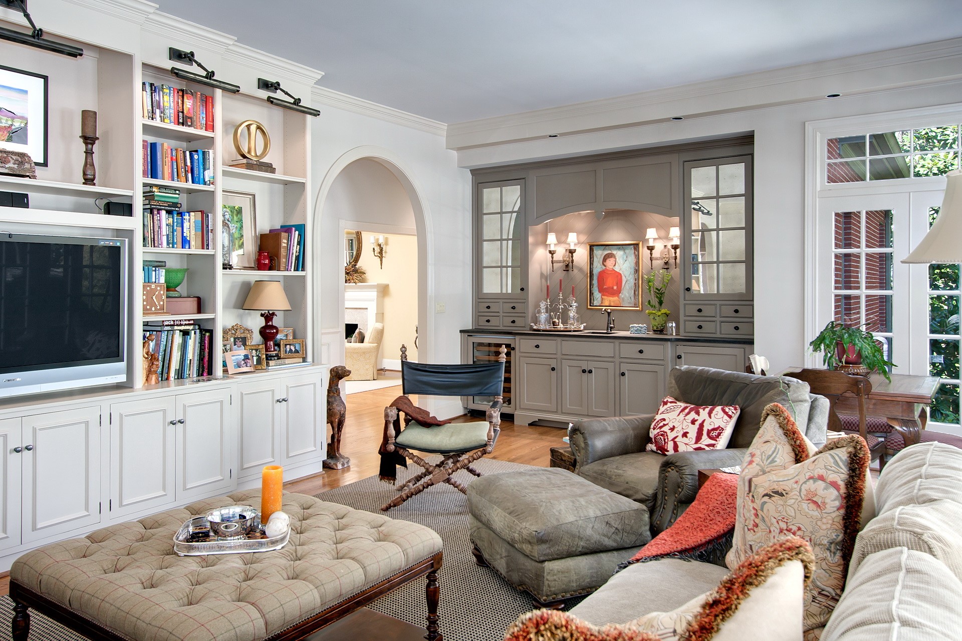 Living room with built-in bookshelves and bar area HD Wallpaper
