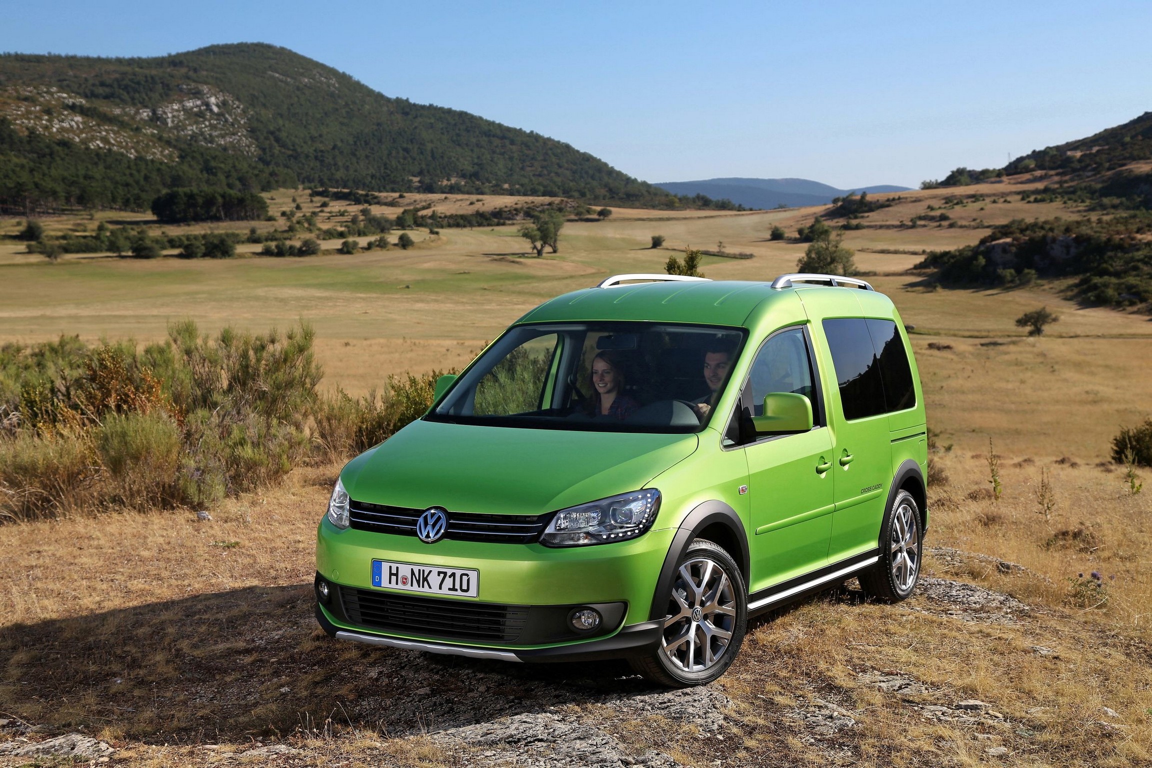 2013 Volkswagen Caddy Cross in a field HD Wallpaper