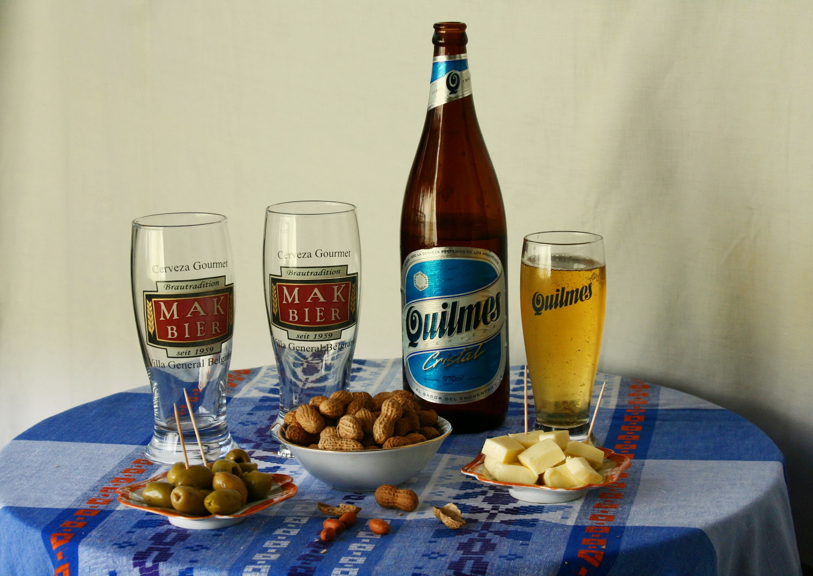 Quilmes and Mak Bier beer with snacks HD Wallpaper