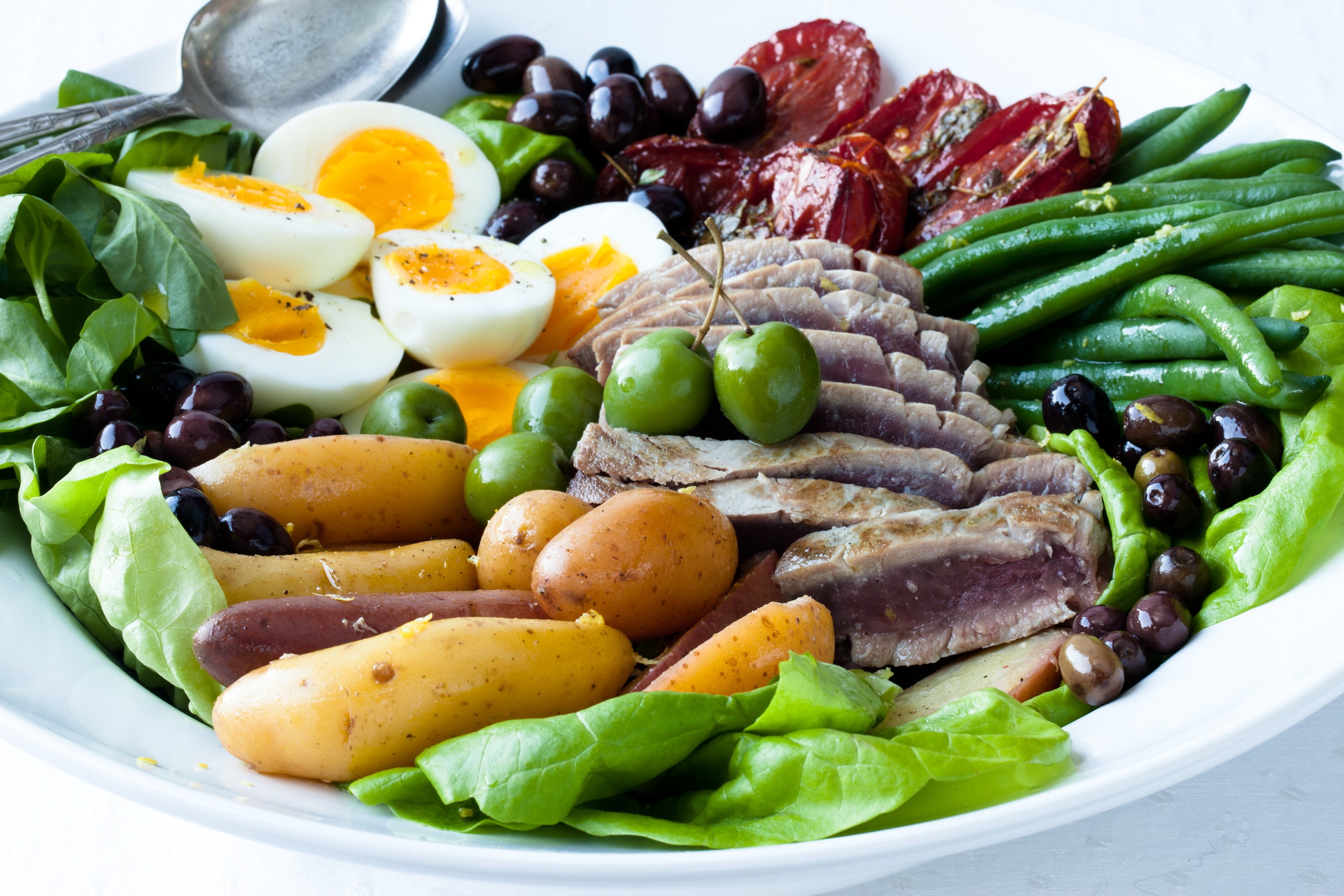 Salad Niçoise with Tuna, Eggs, and Potatoes HD Wallpaper