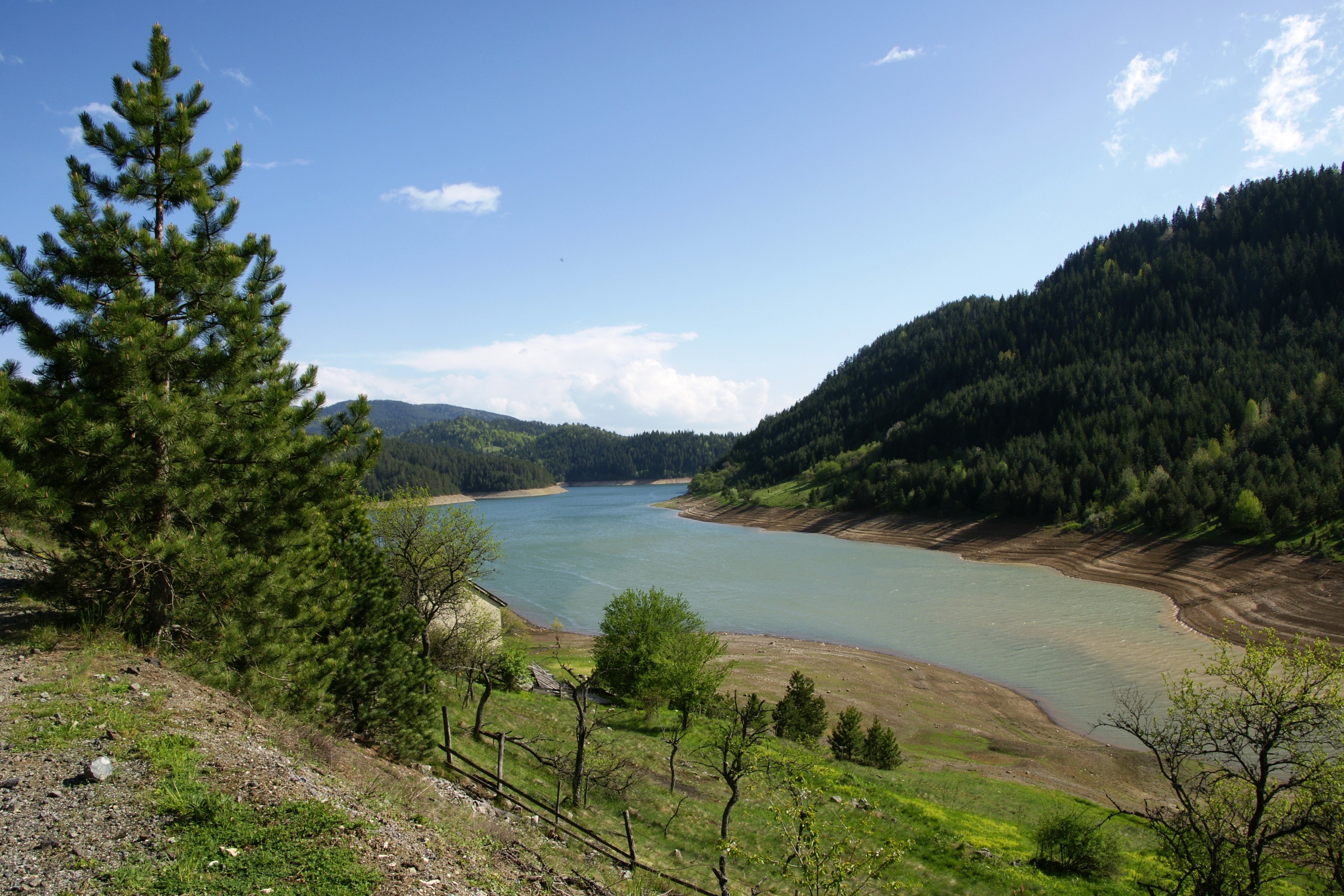 Zaovine Lake Scenery in Serbia HD Wallpaper