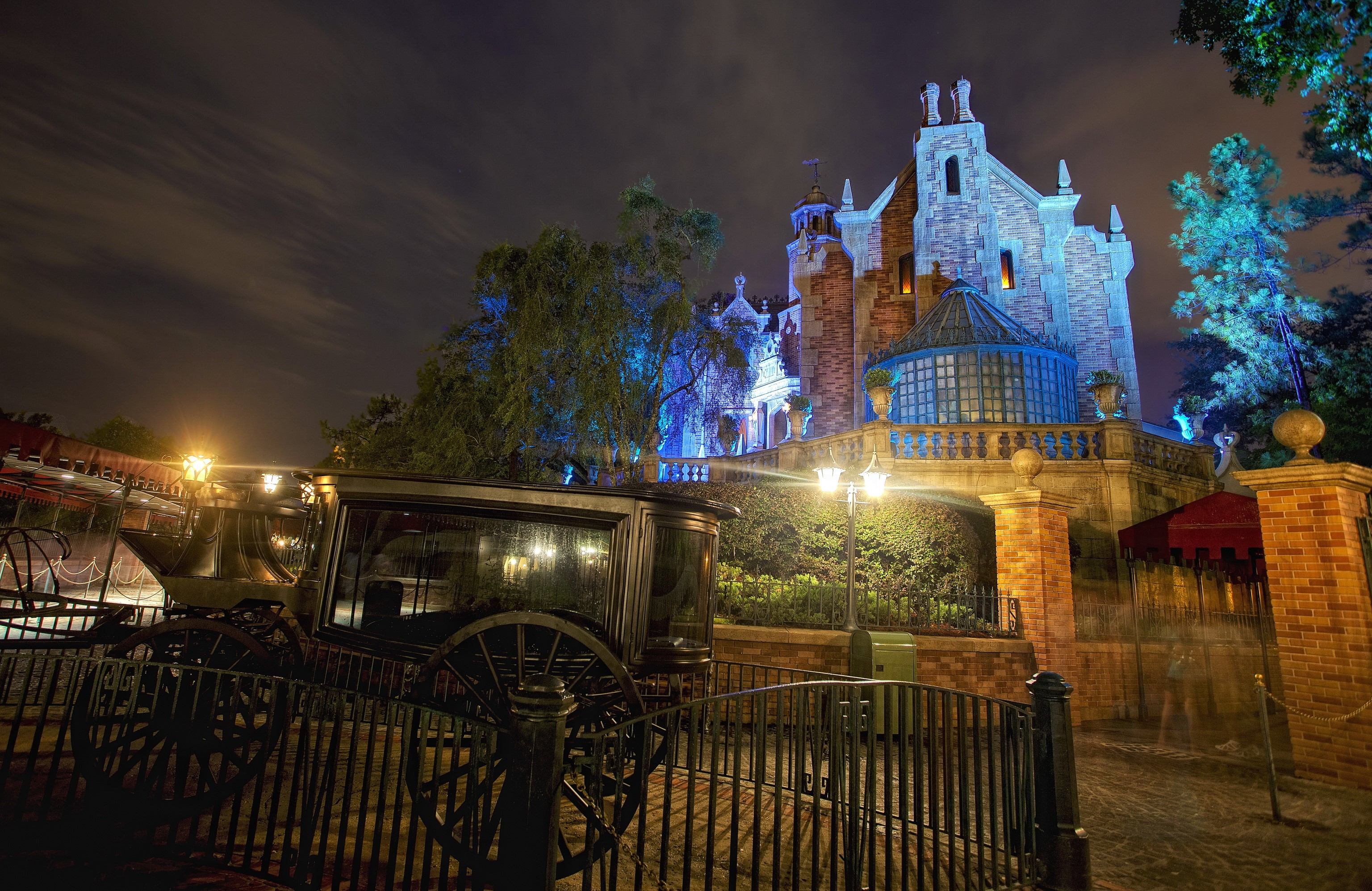 The Haunted Mansion at Disneyland, California at Night HD Wallpaper