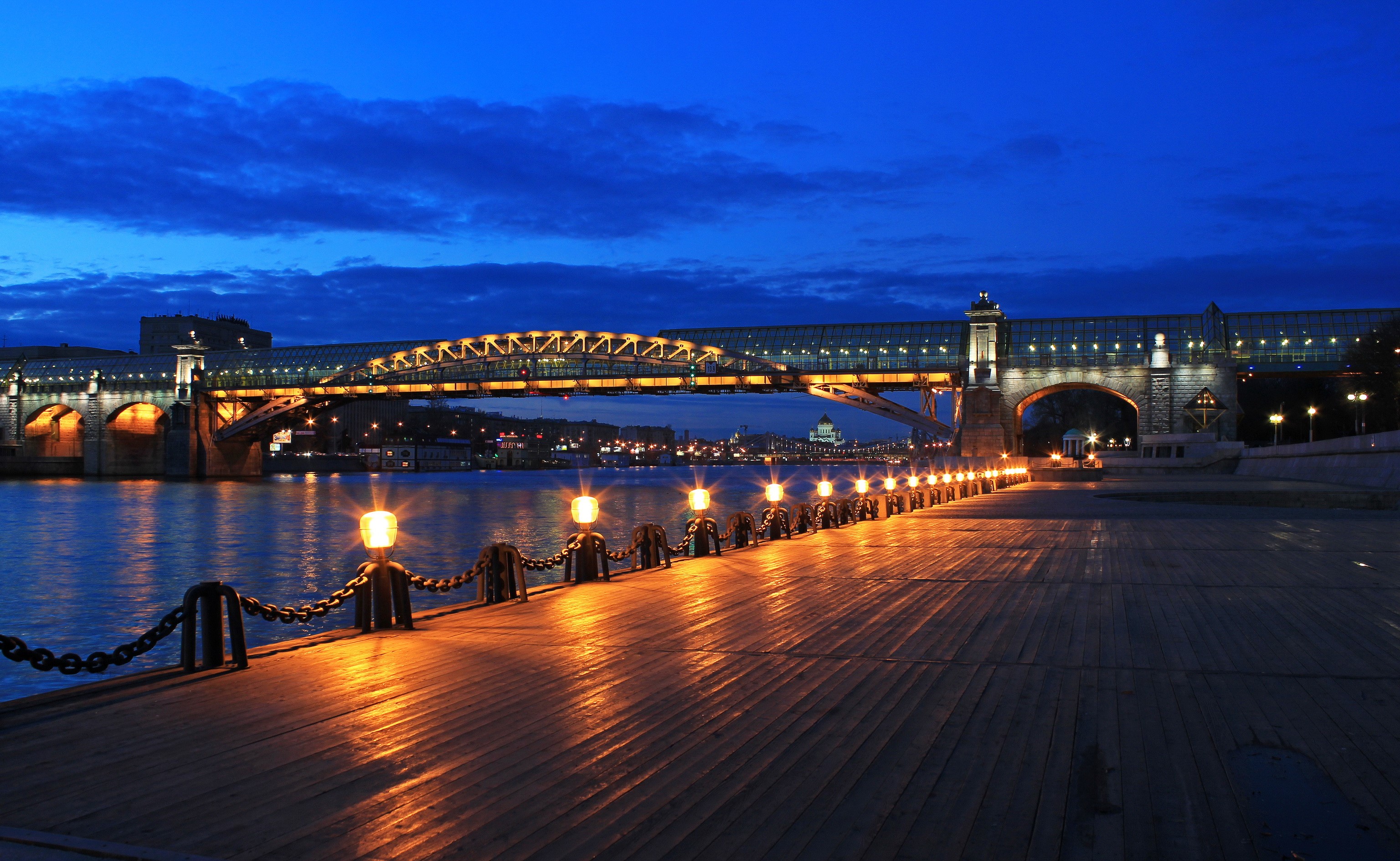 Bridge over river at night in Moscow HD Wallpaper