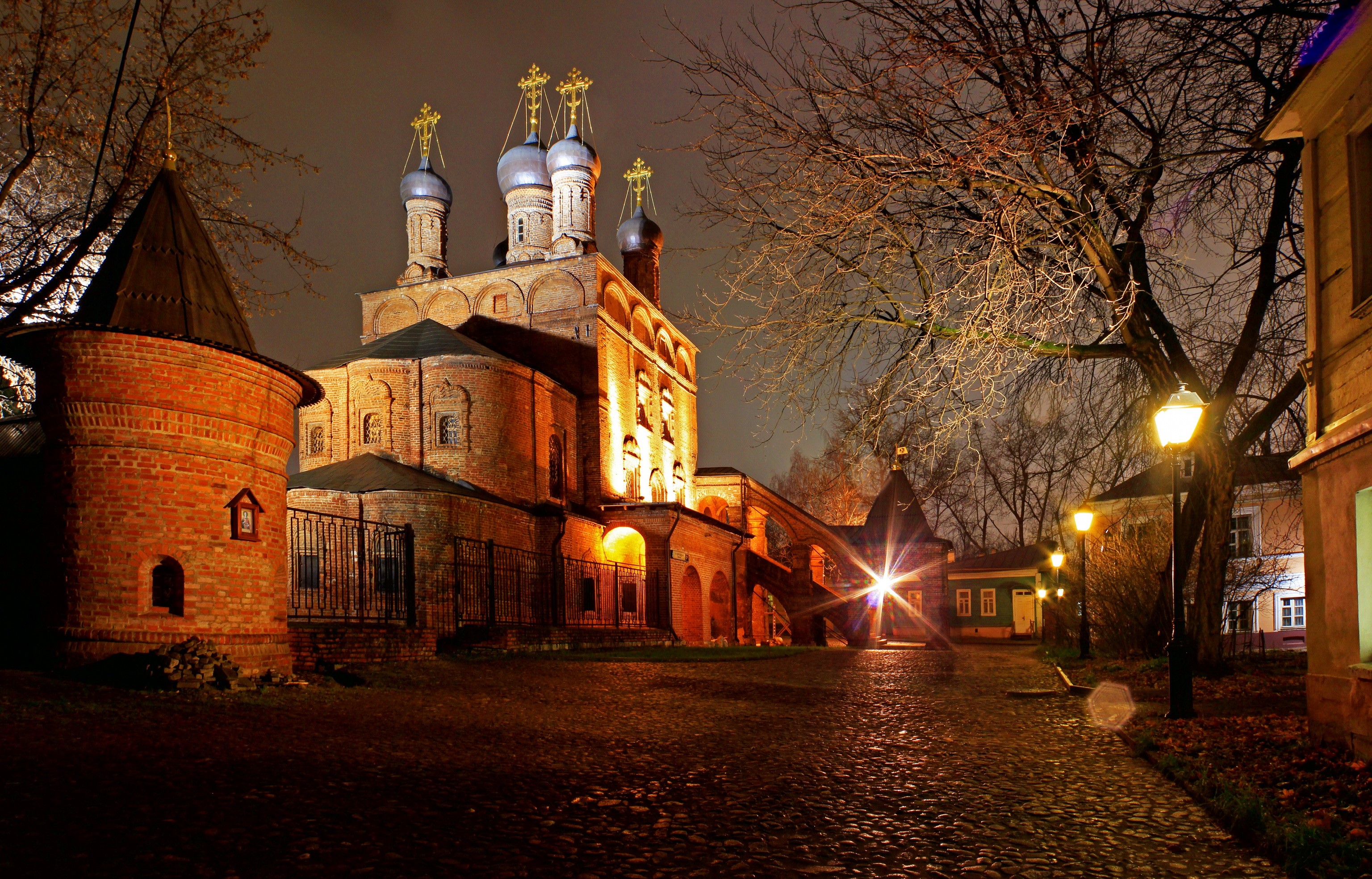 Orthodox church complex at night in Moscow HD Wallpaper