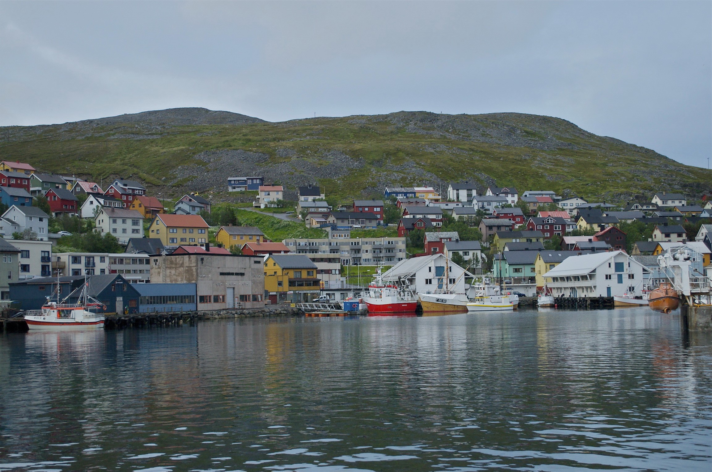 Colorful houses and boats in a Norwegian harbor HD Wallpaper