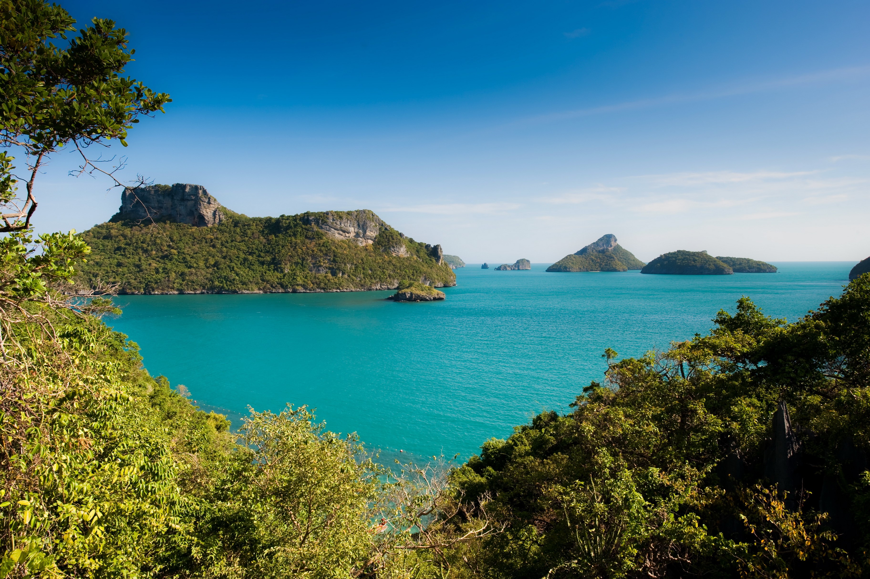 Islands in the ocean near Koh Samui, Thailand HD Wallpaper