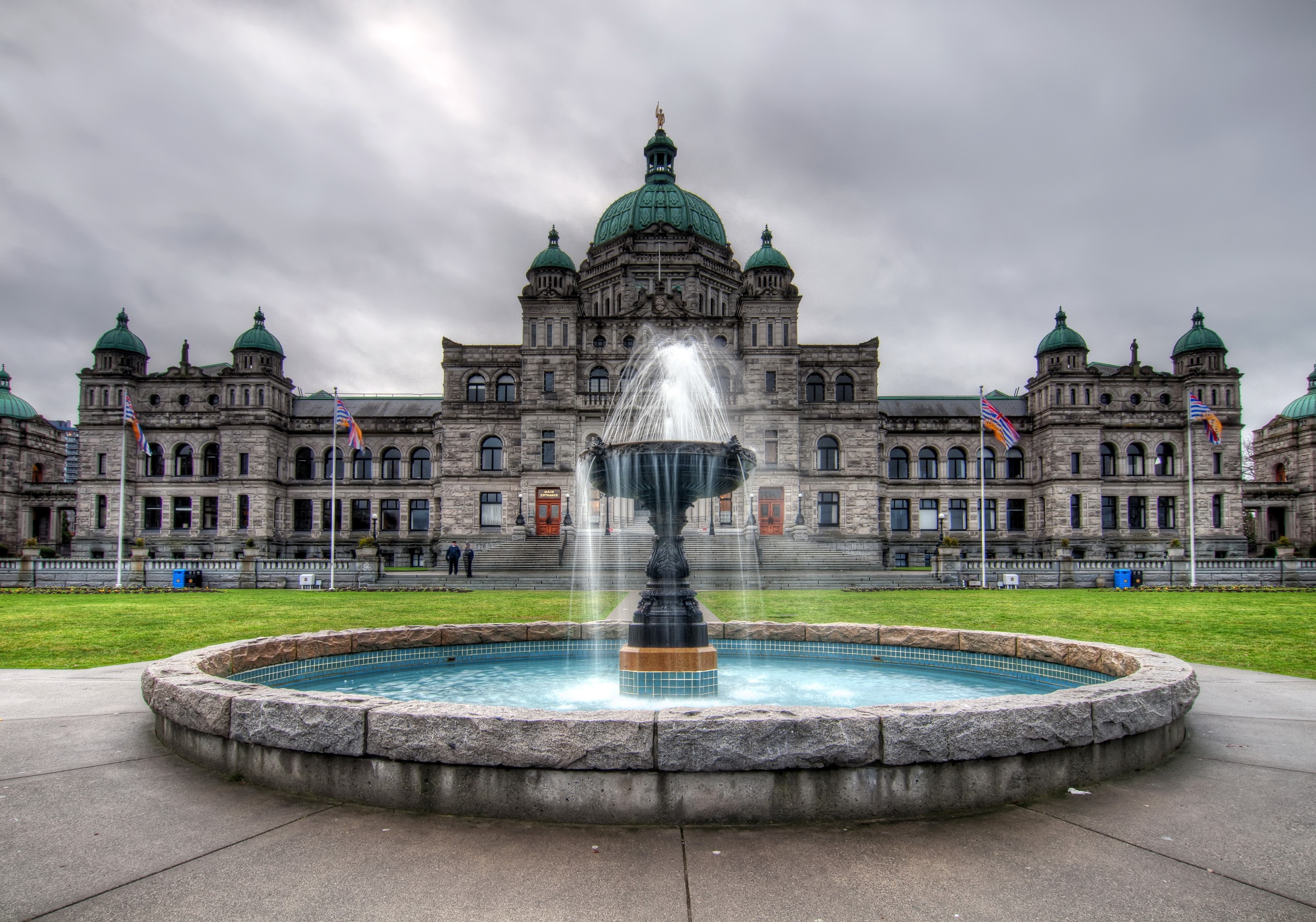 Government Building with Fountain in Victoria, Canada HD Wallpaper