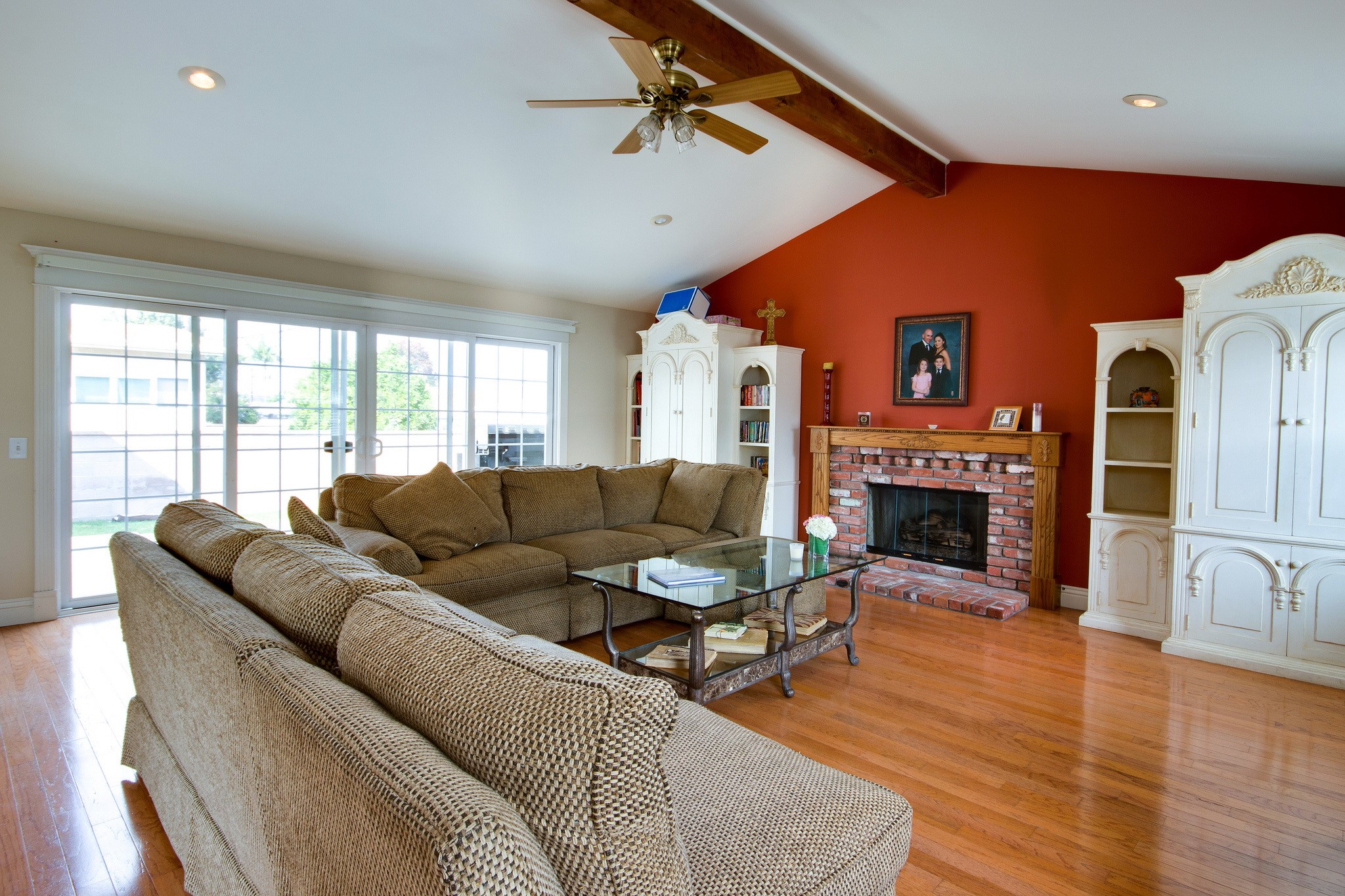 Living room with sectional sofa and fireplace HD Wallpaper