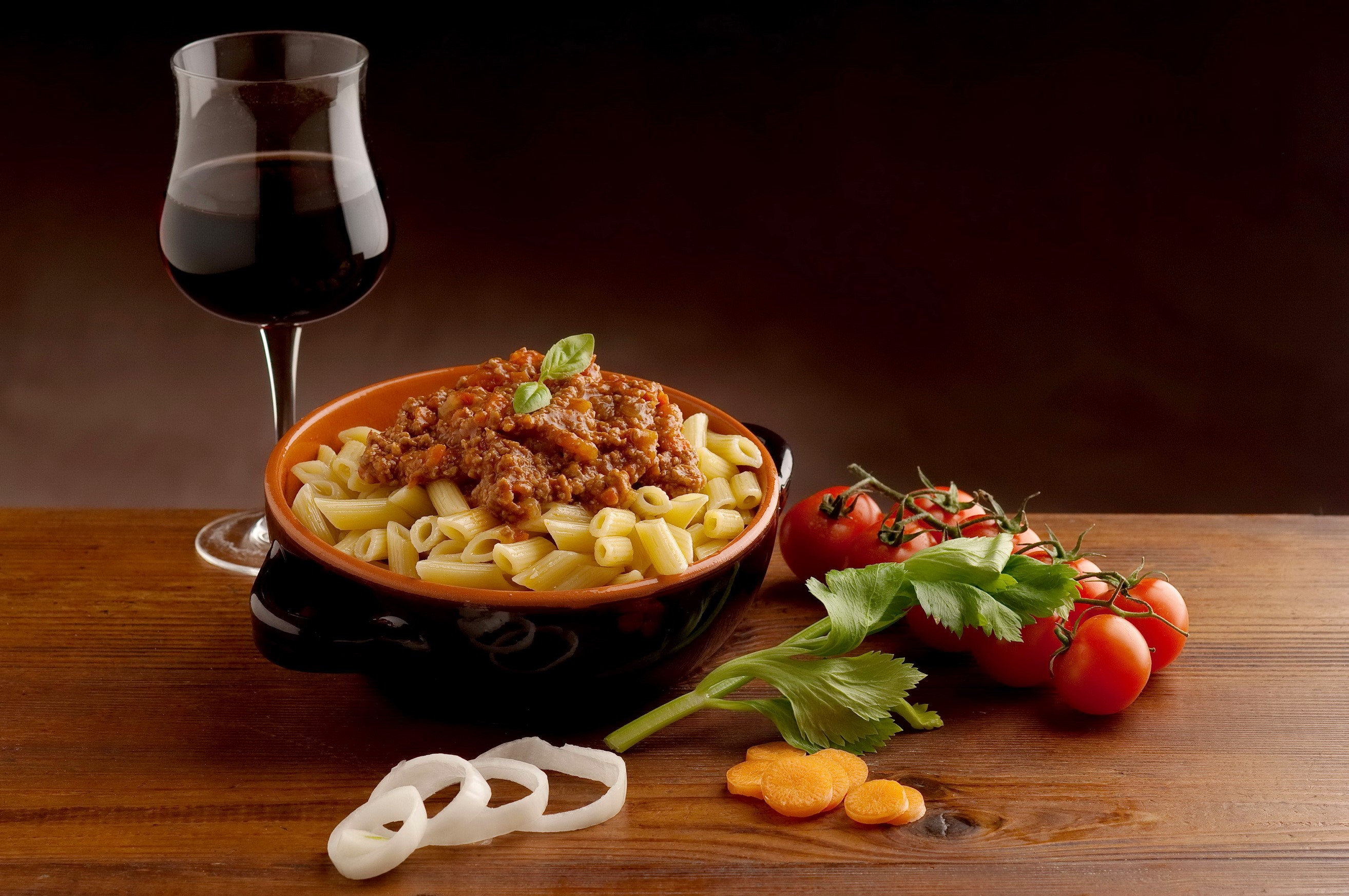 Pasta with meat sauce and red wine HD Wallpaper