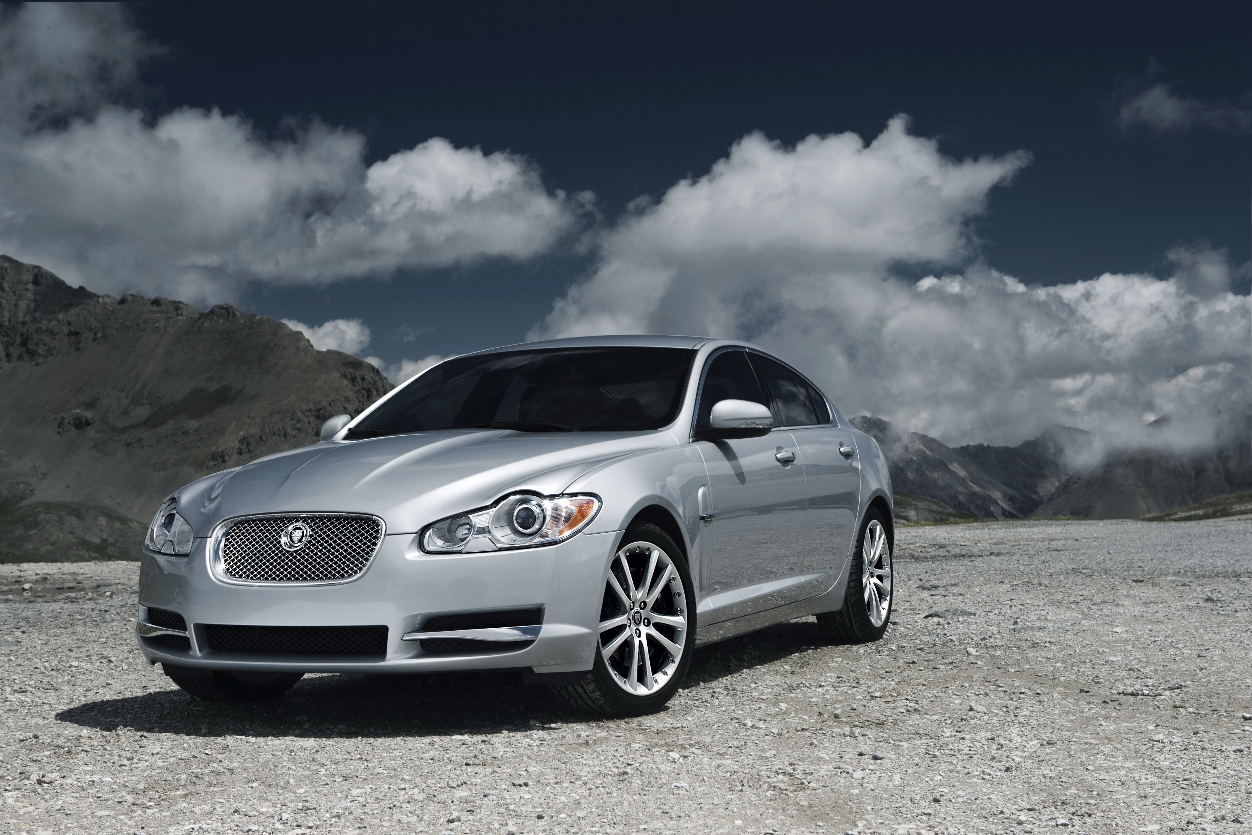 Silver 2009 Jaguar XF S diesel sedan HD Wallpaper