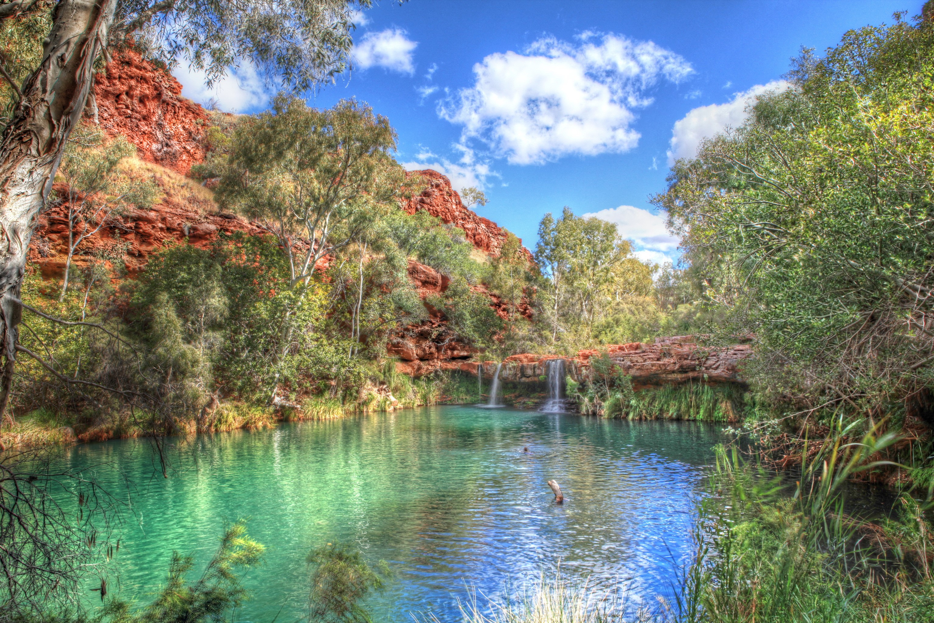 Turquoise pool with waterfalls and red rock cliffs HD Wallpaper