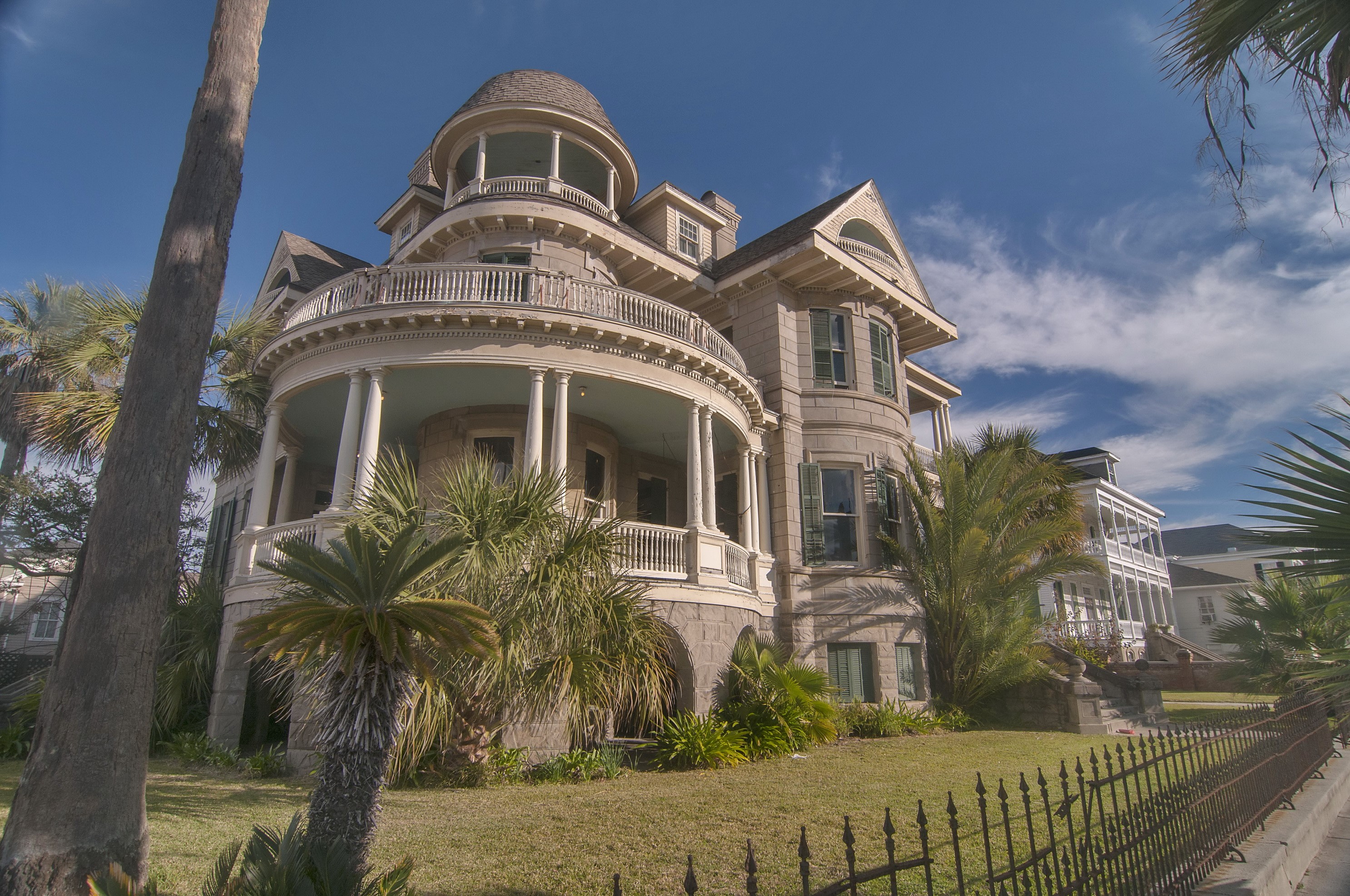 Historic Mansion in Galveston, Texas with Palm Trees HD Wallpaper