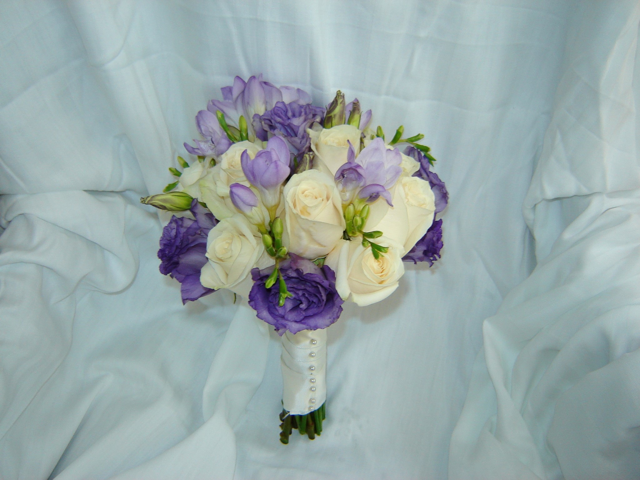Wedding bouquet with white roses and purple flowers HD Wallpaper
