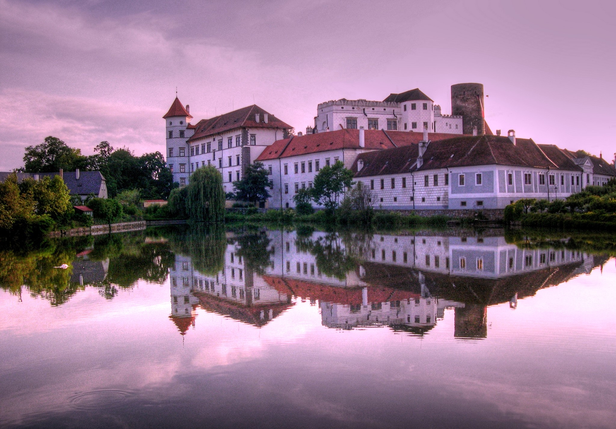 Jindrichuv Hradec Castle reflected in water, Czech Republic HD Wallpaper