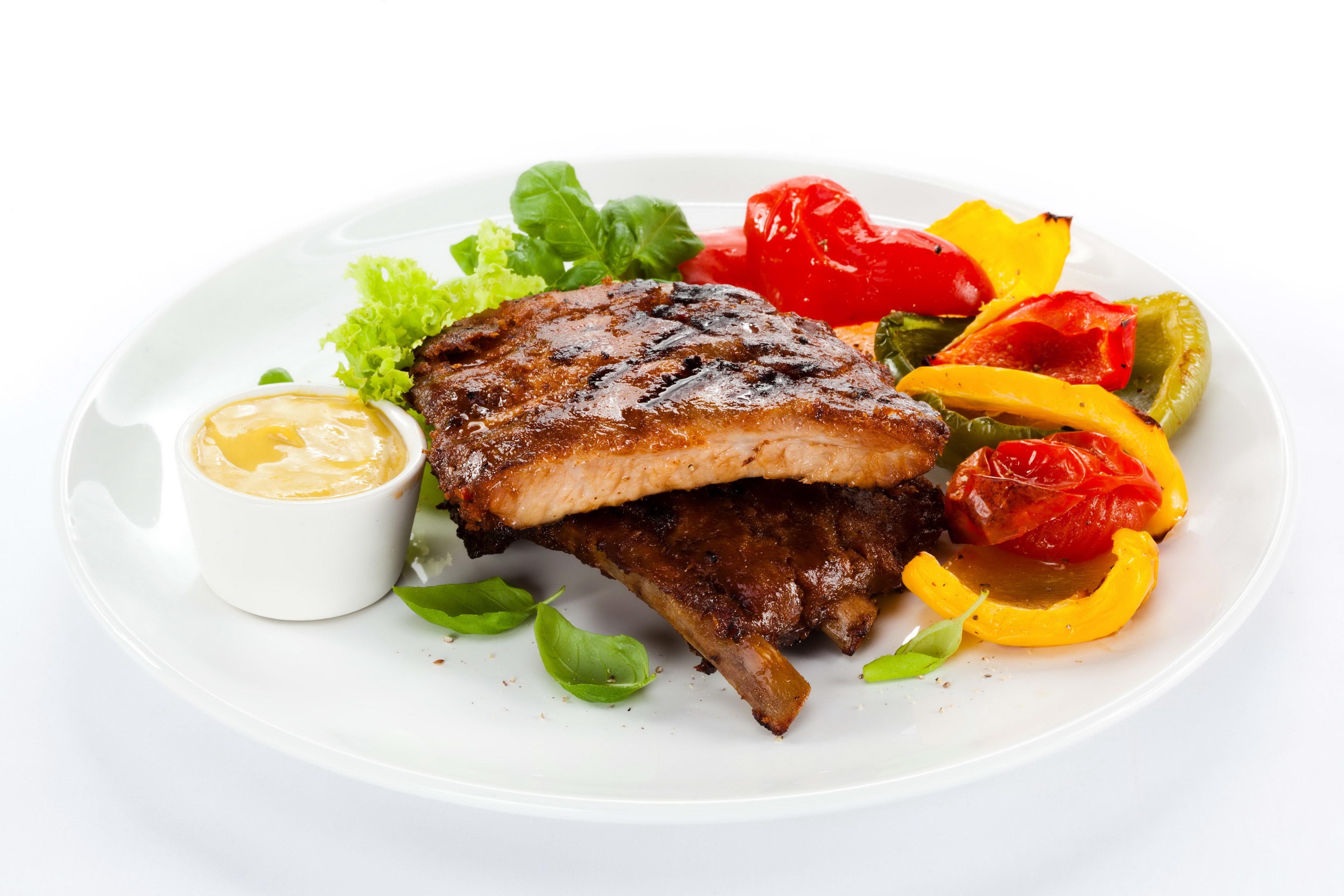 Grilled ribs with roasted vegetables and sauce HD Wallpaper