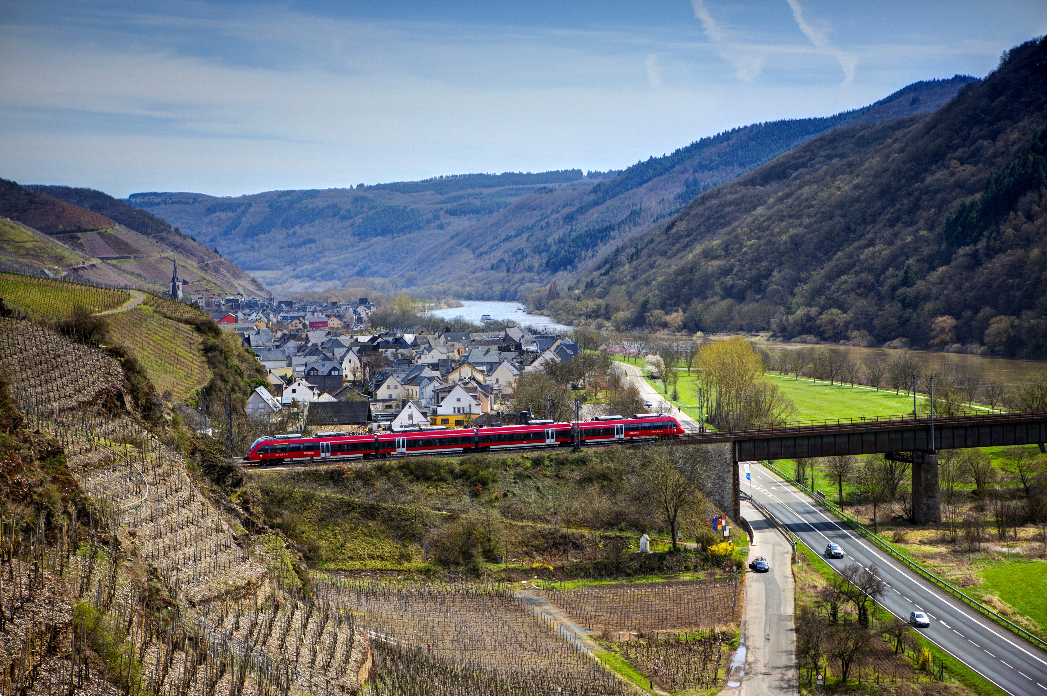 Train passing through a village in Bremm, Germany HD Wallpaper