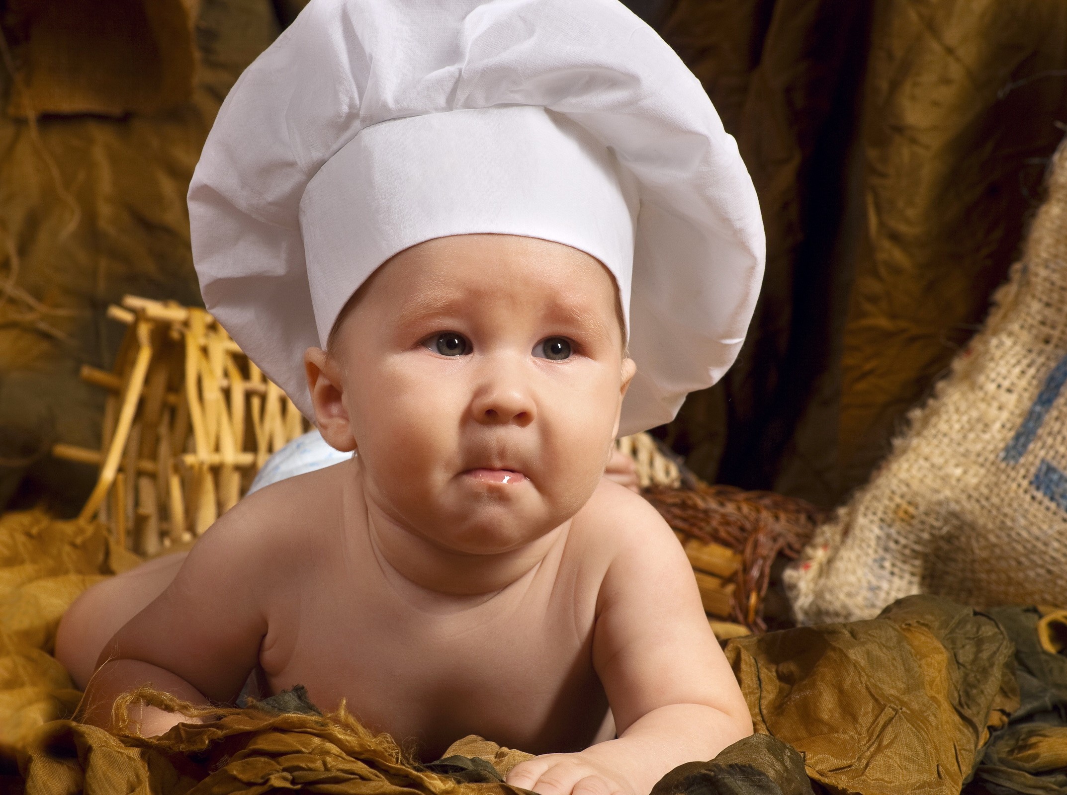 Baby wearing a chef hat HD Wallpaper
