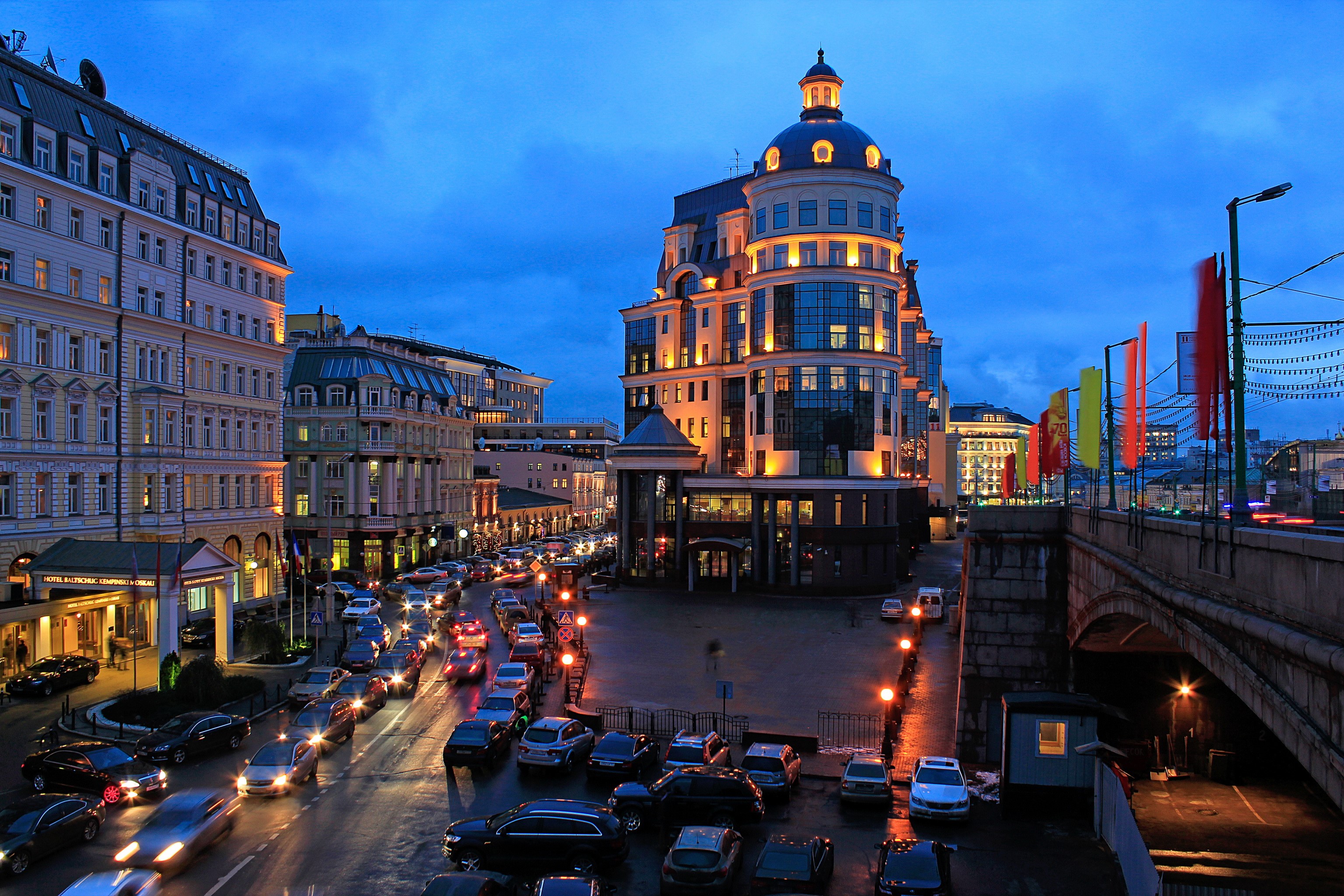 Moscow street at dusk with traffic and buildings HD Wallpaper