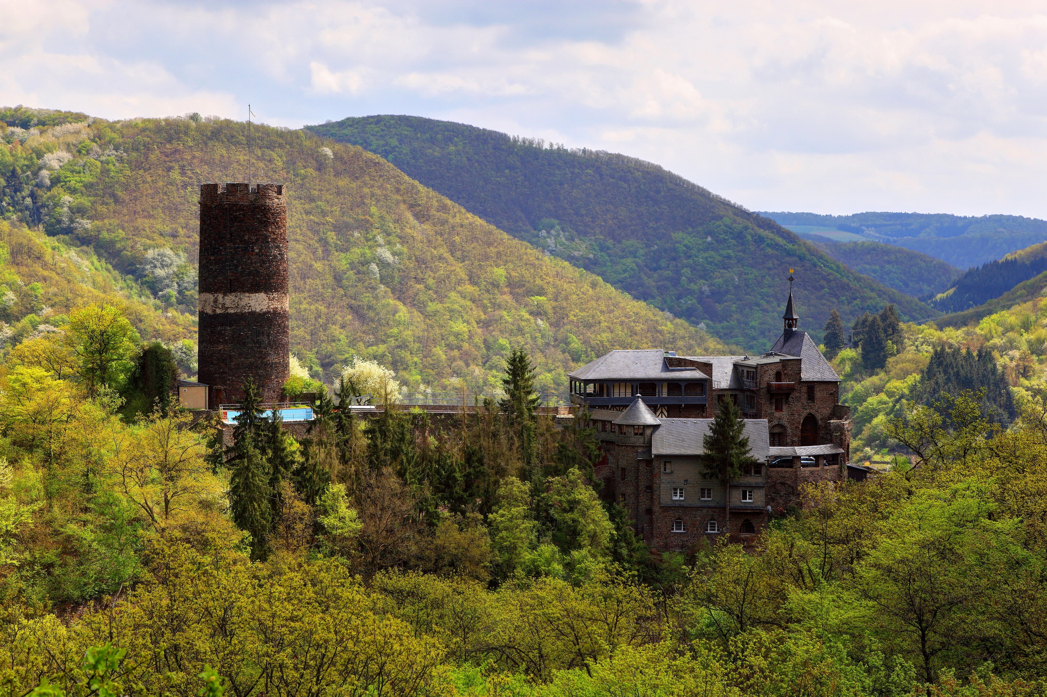 Burg Bischofstein castle in a green valley, Germany HD Wallpaper