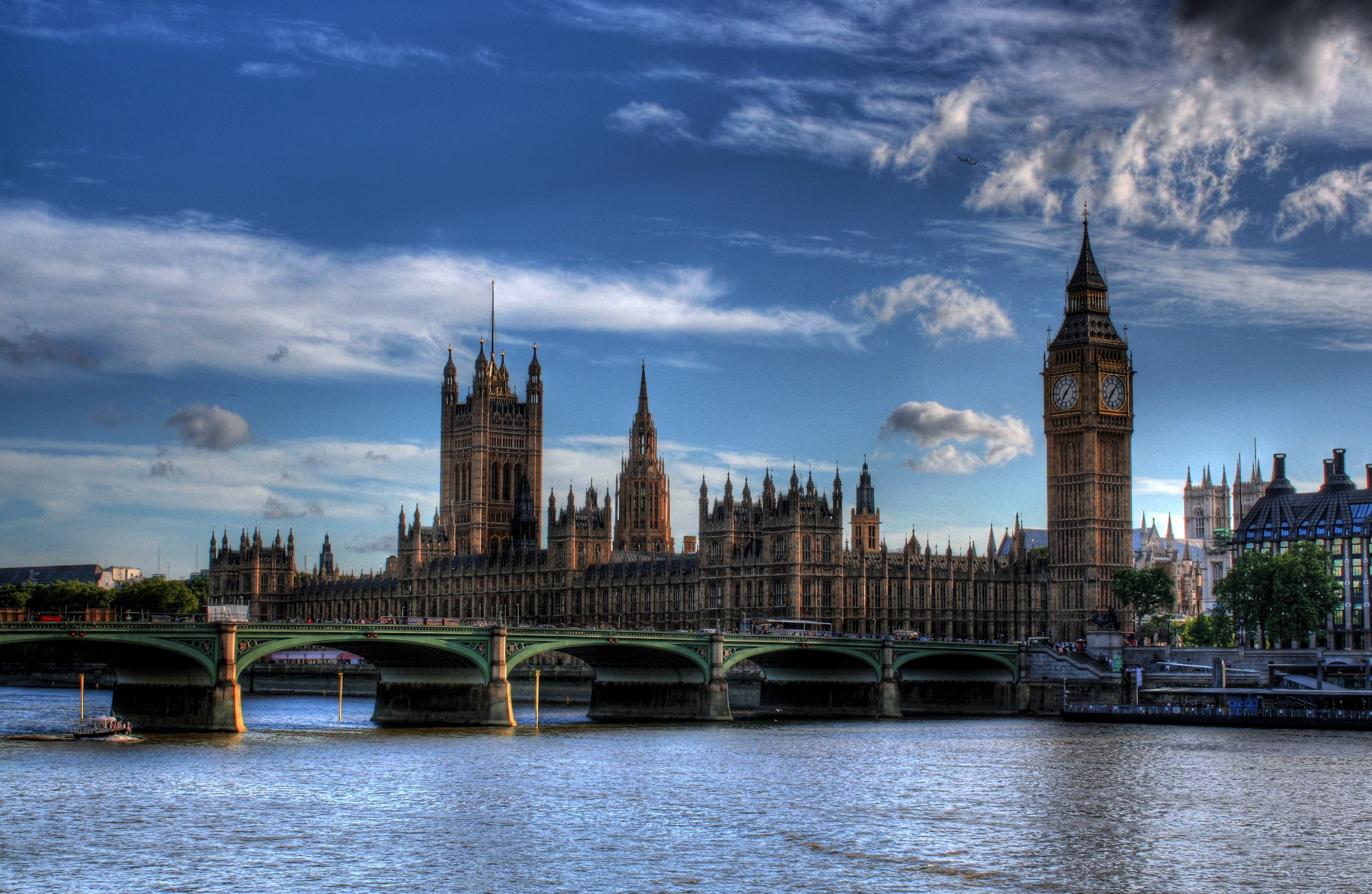 Palace of Westminster and Big Ben over River Thames, London HD Wallpaper