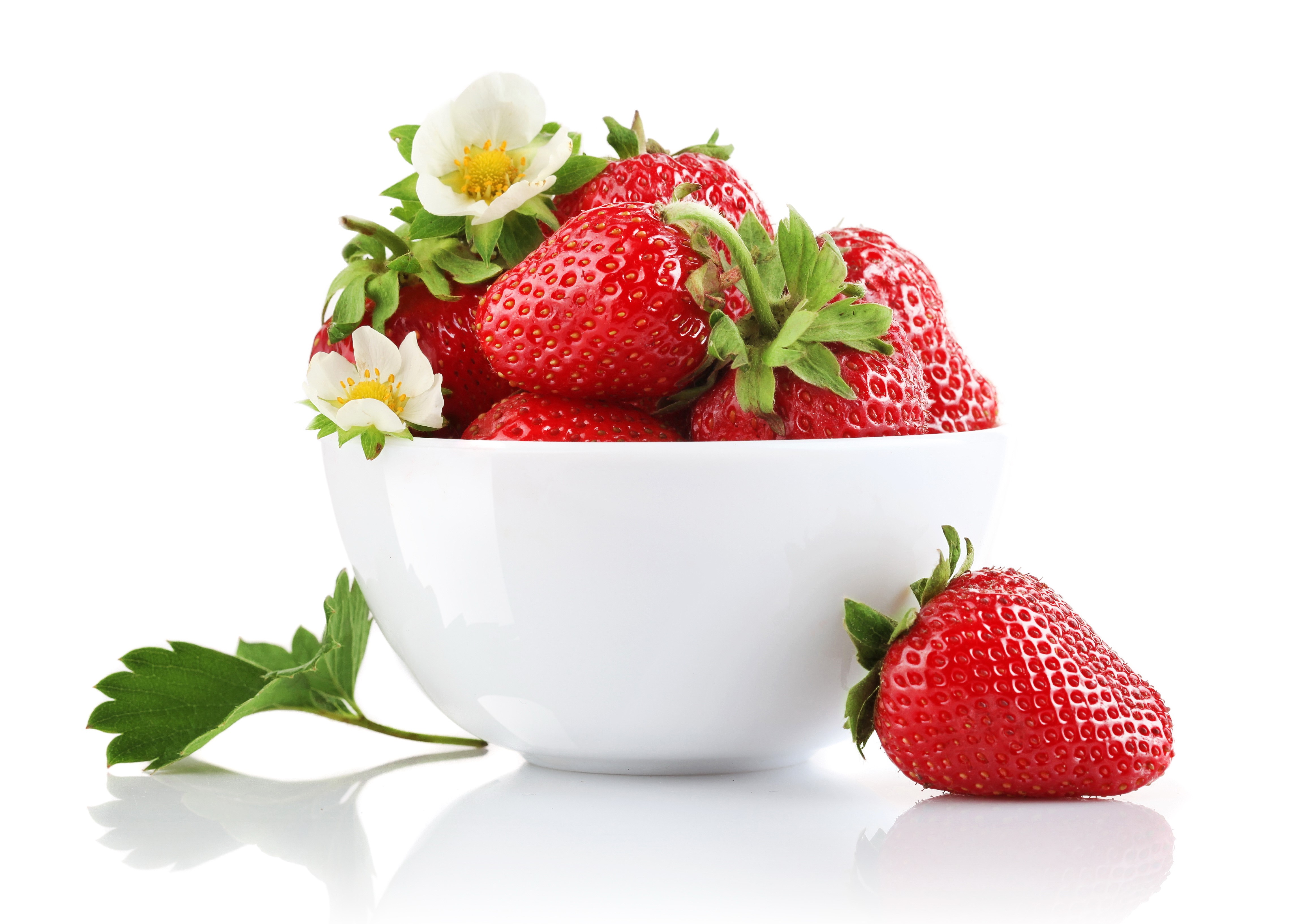 Strawberries in a bowl with flowers HD Wallpaper
