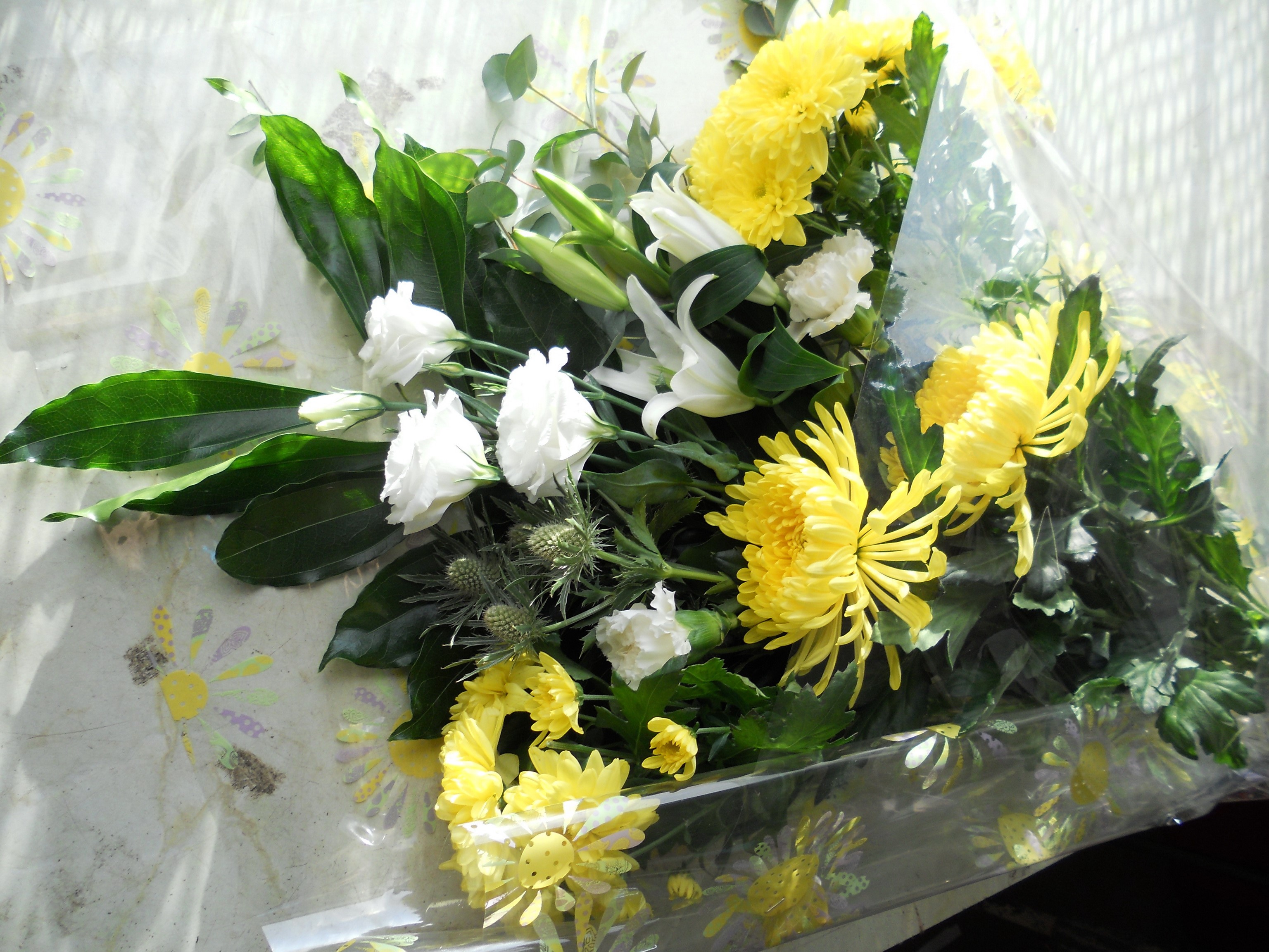 Bouquet of yellow chrysanthemums and white lilies HD Wallpaper
