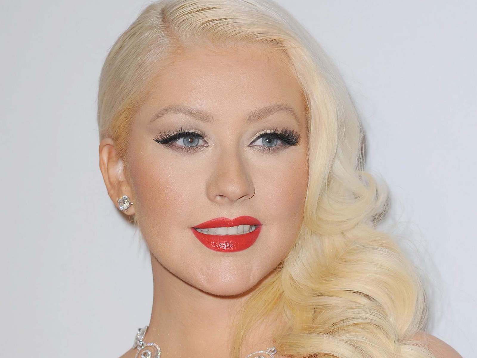 Christina Aguilera with blonde hair and red lipstick HD Wallpaper