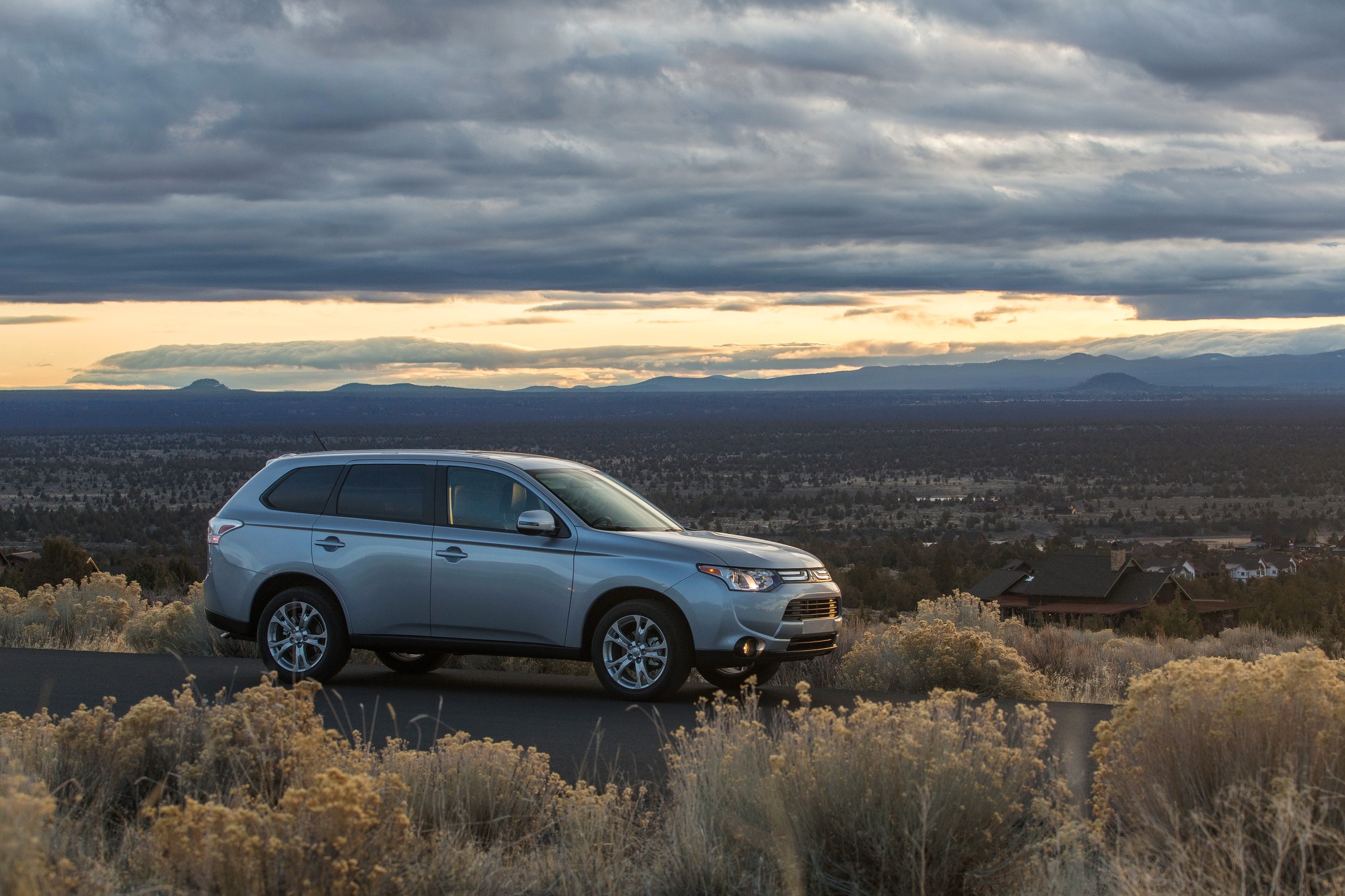 2014 Mitsubishi Outlander SE parked on a road HD Wallpaper