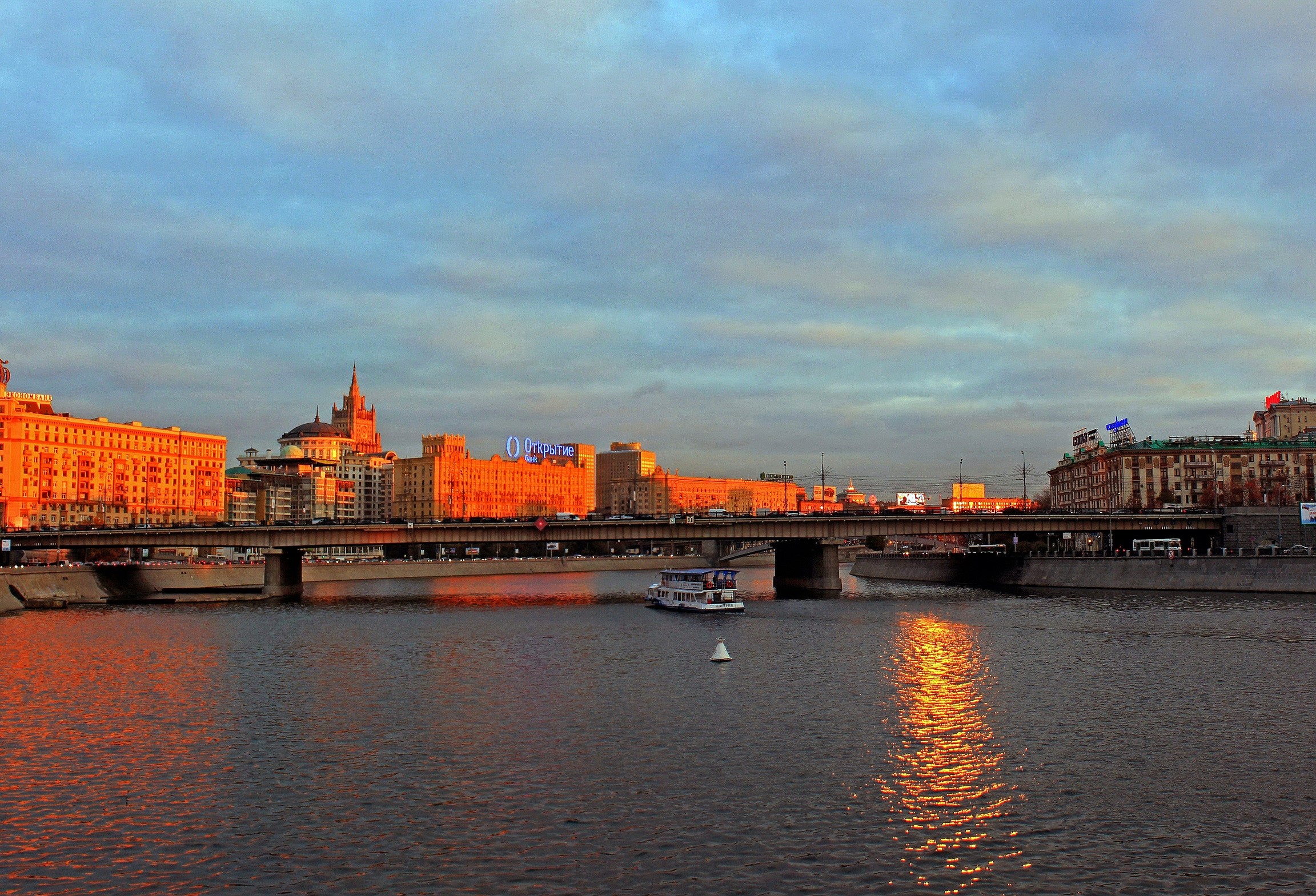 Moscow cityscape with river and bridge at sunset HD Wallpaper