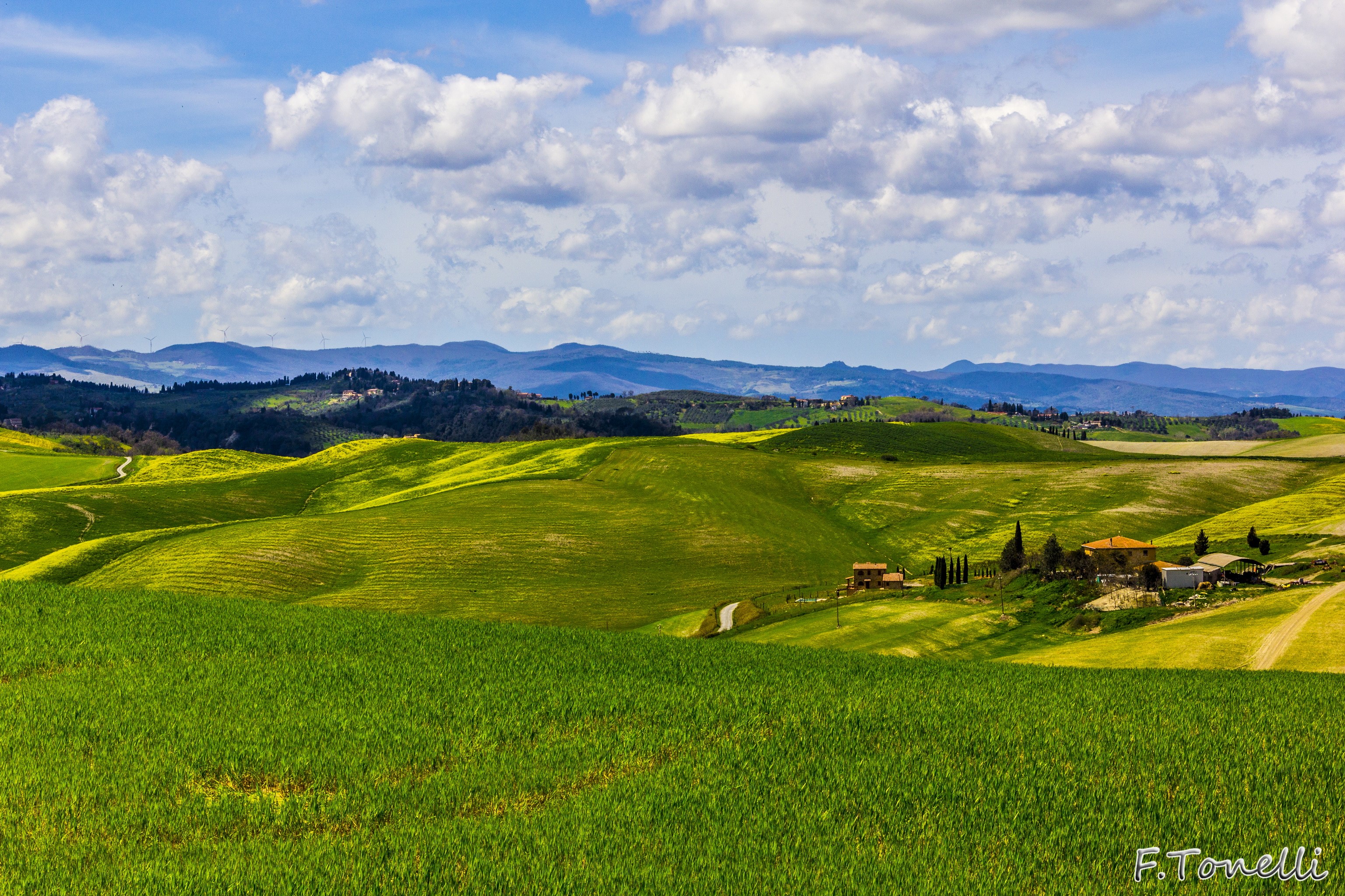Rolling green hills and farmhouses in Volterra, Italy HD Wallpaper