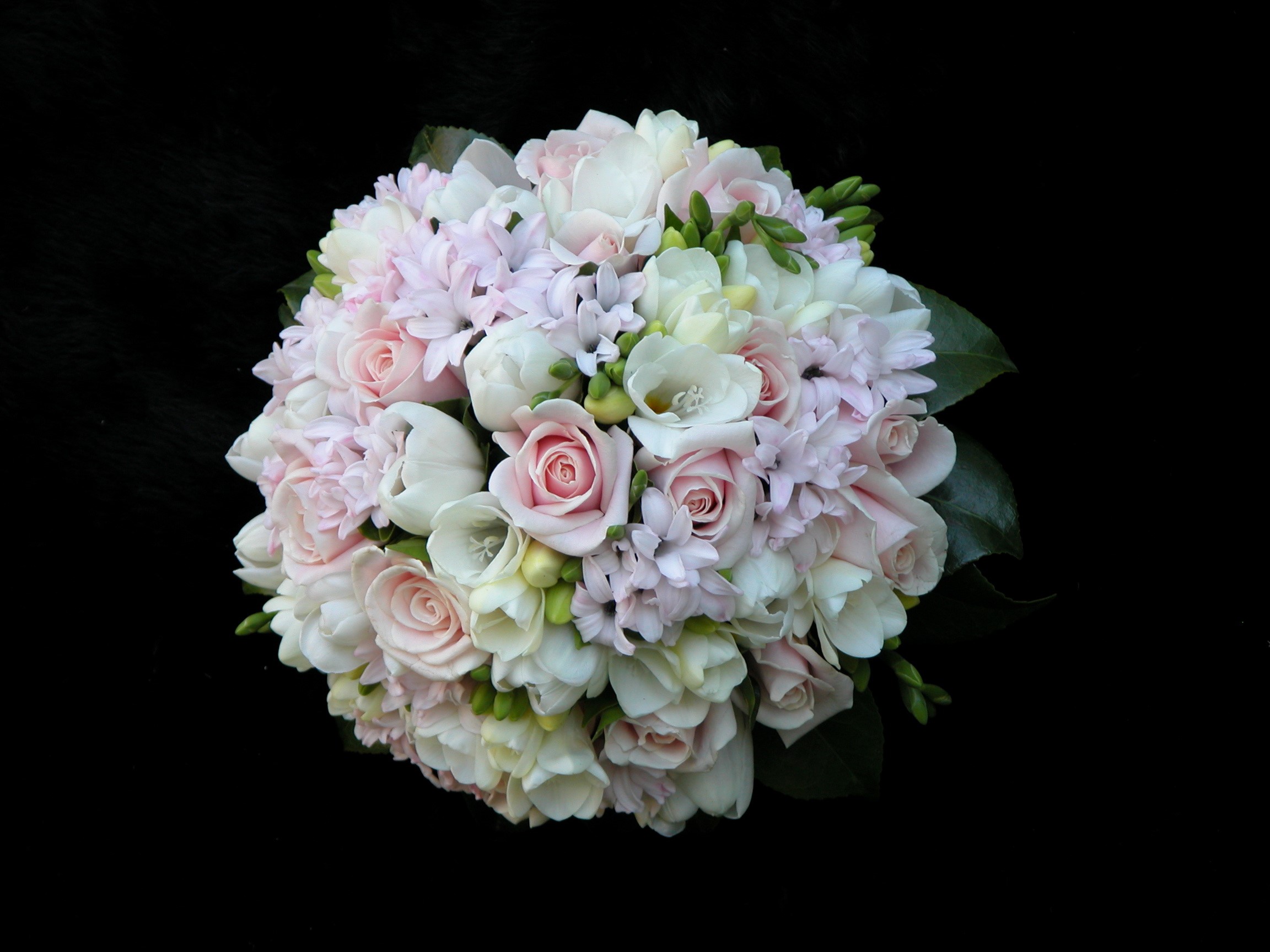 Bouquet of pink roses and white flowers HD Wallpaper