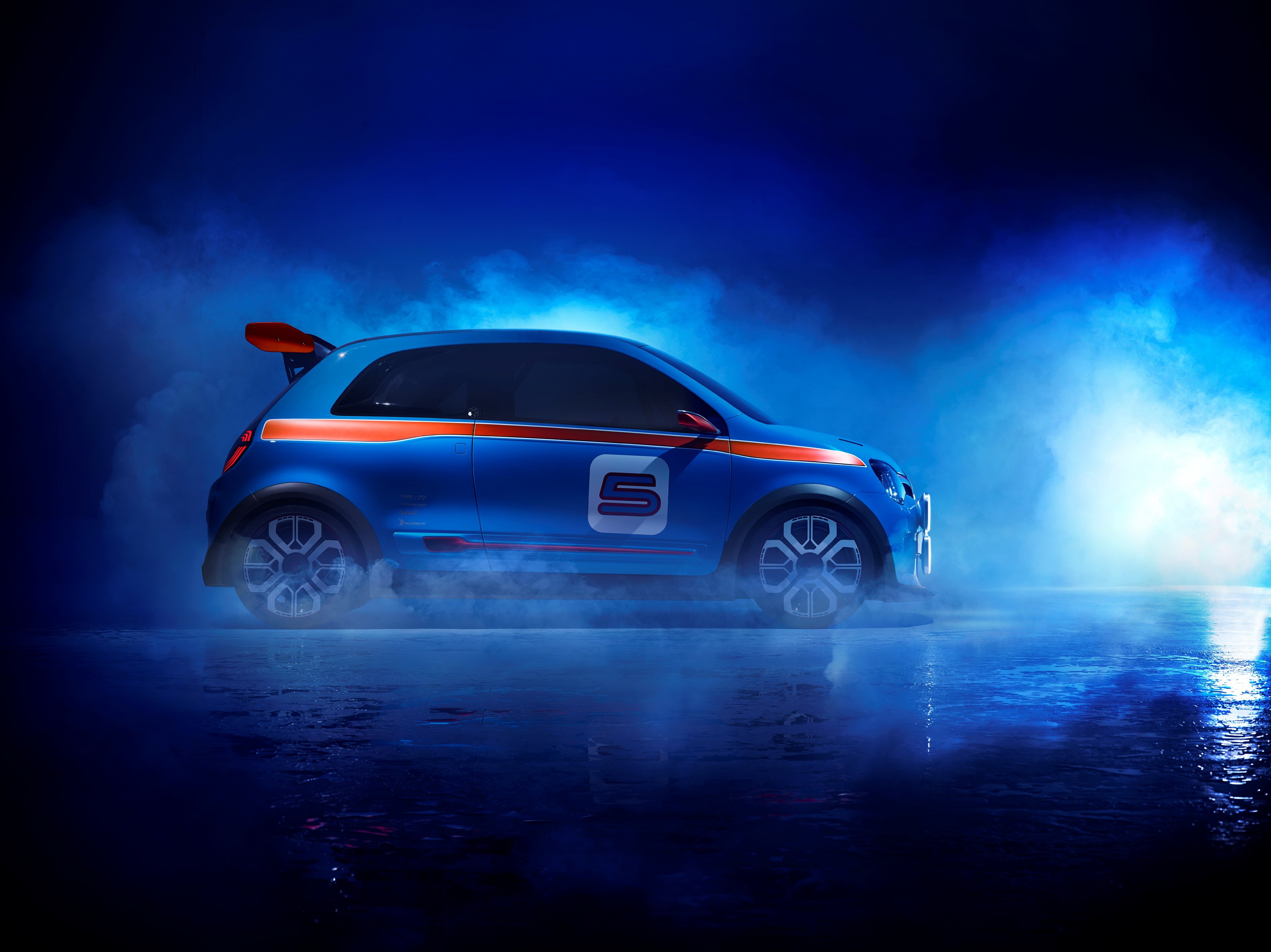 Renault TwinRun concept car with racing stripes HD Wallpaper