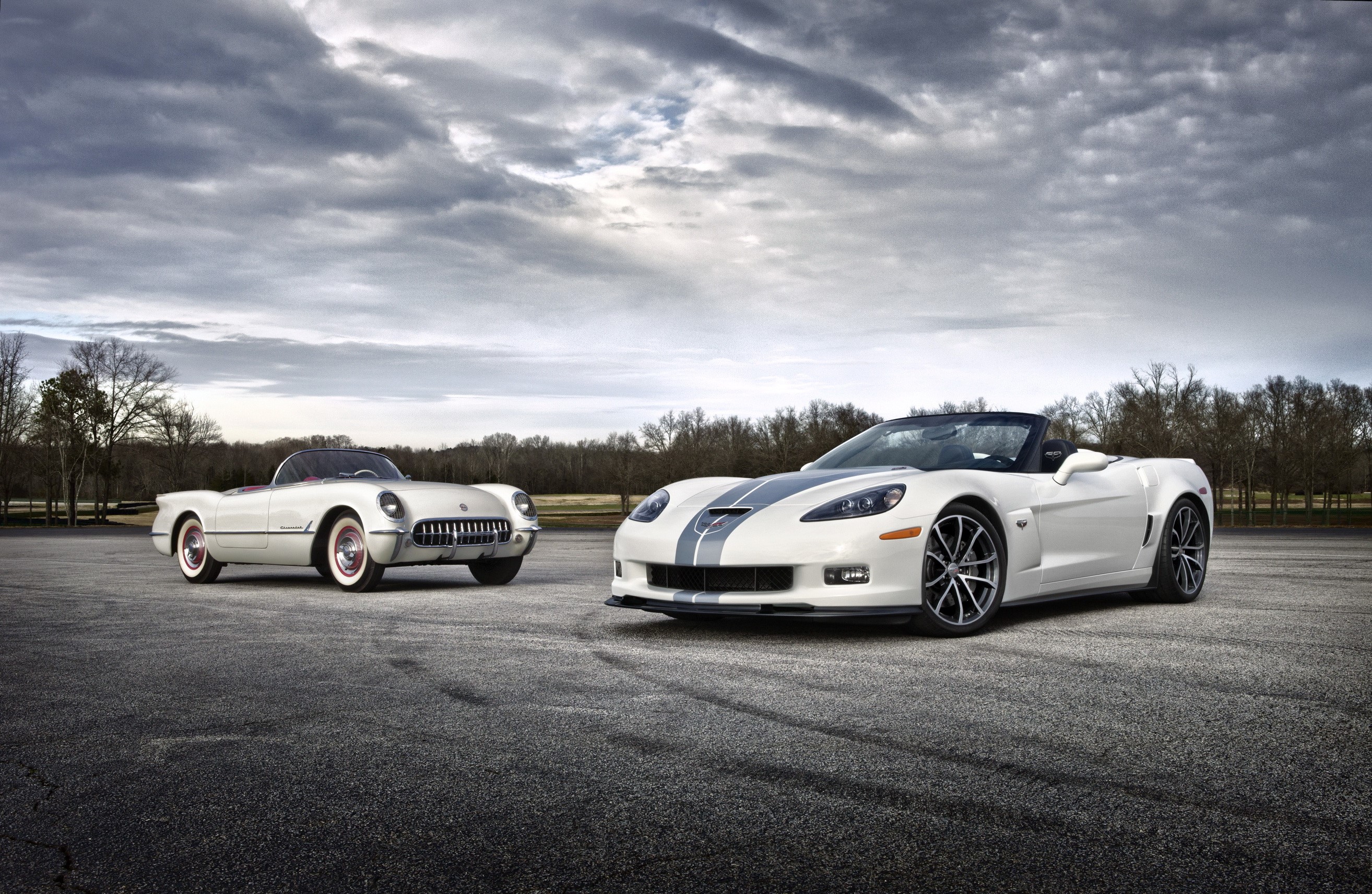 White Chevrolet Corvette C6 427 Convertible and vintage Corvette HD Wallpaper