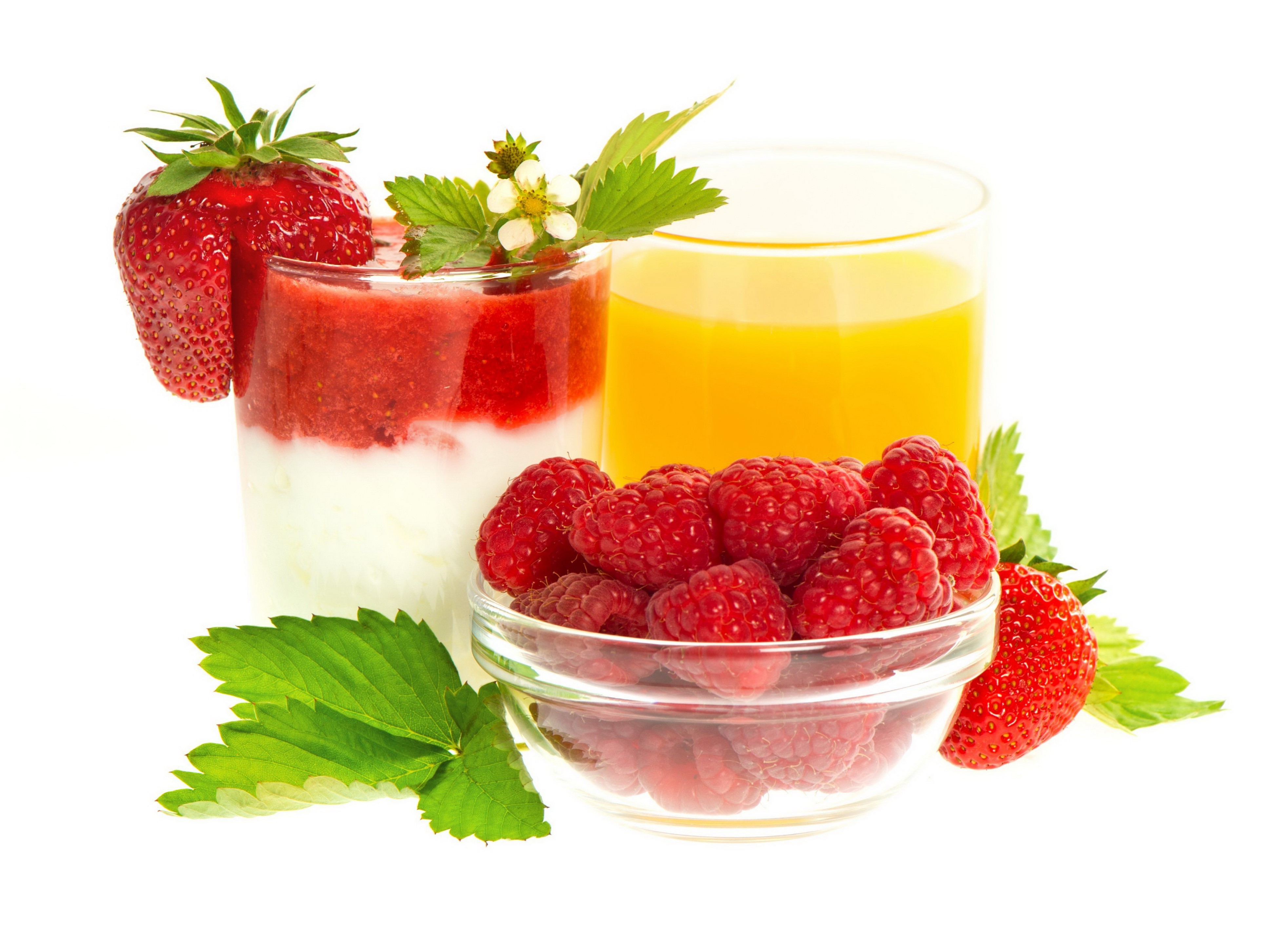 Raspberry and Strawberry Drinks with Juice HD Wallpaper